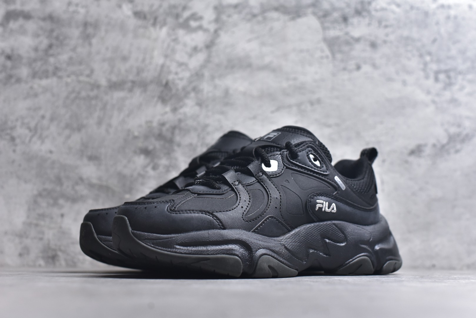 图片[2]-#FILA 斐乐经典百搭休闲防滑减震耐磨低帮运动鞋 传承了 FILA 的百年基因，融入年轻运动及潮流文化，成为引领变革、创新突破的一代。以“1+N” 的跨界合作模式重现经典的同时创造经典。带来最出其不意的跨界合作惊喜。同时，FILAFUSION把FILA 的 DNA 融入到定制体验里，你可以随心制造厲于你的产品。FILA FUSION 的鞋家族涵盖了老爹鞋、跑步鞋、网球鞋、季节款。风格复古新潮，满足了时尚人士出行及各类运动的搭配需求，成为当下年轻人筷拥的鞋类品牌之一。FILA FUSION 走进年轻人的世界，通过年轻人运动，街舞，滑板，篮球，展现 FILA FUSION 的潮流态度和年轻文化。FILA FUSION 认为末来属于引领变革、创新突破的年轻一代，让我们一起构成 FILA 未来的蓝图吧！尺码：35.5 36 36.5 37.5 38 38.5 39 40-选品中心