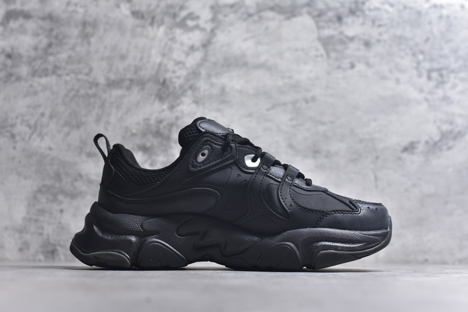 图片[3]-#FILA 斐乐经典百搭休闲防滑减震耐磨低帮运动鞋 传承了 FILA 的百年基因，融入年轻运动及潮流文化，成为引领变革、创新突破的一代。以“1+N” 的跨界合作模式重现经典的同时创造经典。带来最出其不意的跨界合作惊喜。同时，FILAFUSION把FILA 的 DNA 融入到定制体验里，你可以随心制造厲于你的产品。FILA FUSION 的鞋家族涵盖了老爹鞋、跑步鞋、网球鞋、季节款。风格复古新潮，满足了时尚人士出行及各类运动的搭配需求，成为当下年轻人筷拥的鞋类品牌之一。FILA FUSION 走进年轻人的世界，通过年轻人运动，街舞，滑板，篮球，展现 FILA FUSION 的潮流态度和年轻文化。FILA FUSION 认为末来属于引领变革、创新突破的年轻一代，让我们一起构成 FILA 未来的蓝图吧！尺码：35.5 36 36.5 37.5 38 38.5 39 40-选品中心