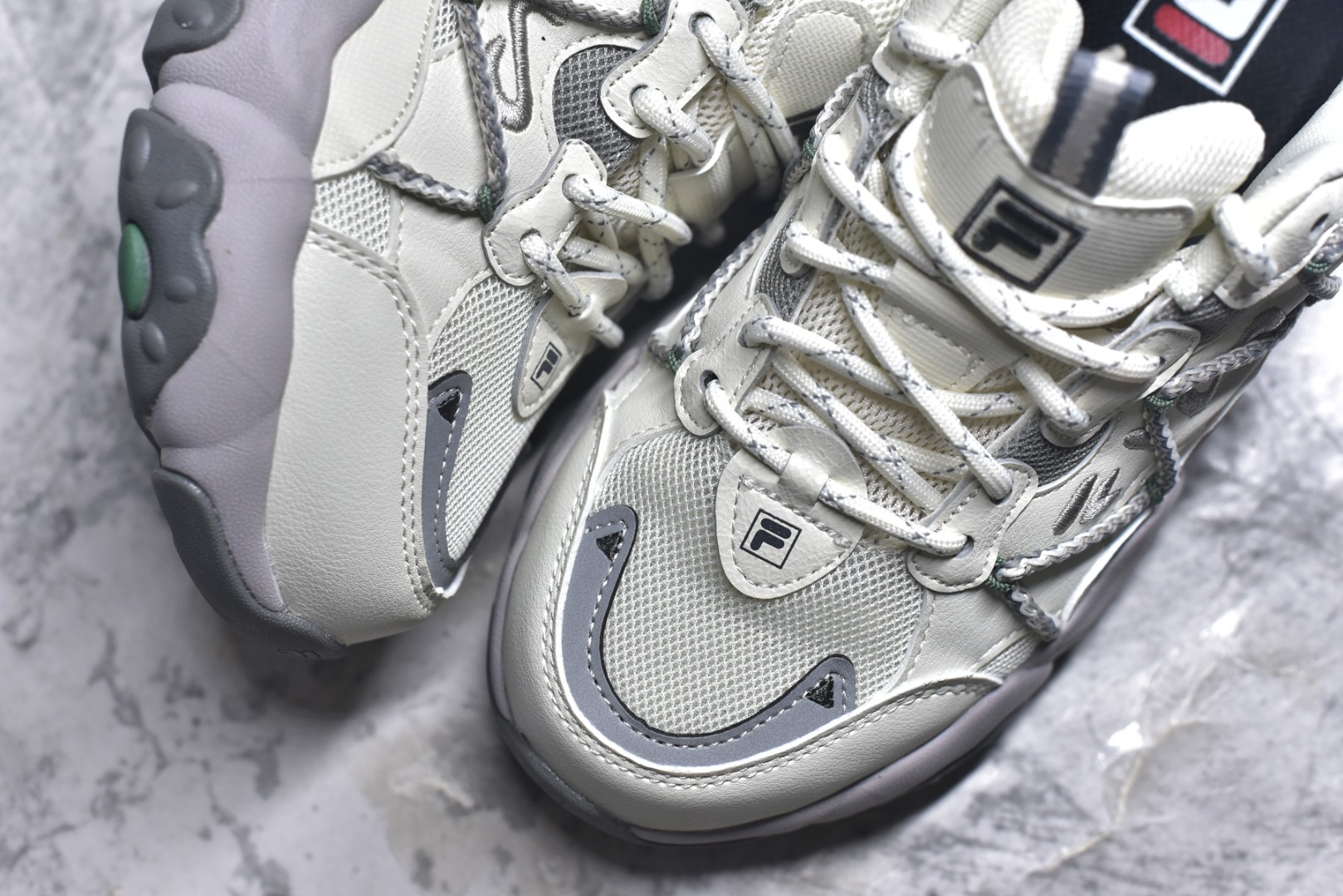 图片[8]-#FILA 斐乐经典百搭休闲防滑减震耐磨低帮运动鞋 传承了 FILA 的百年基因，融入年轻运动及潮流文化，成为引领变革、创新突破的一代。以“1+N” 的跨界合作模式重现经典的同时创造经典。带来最出其不意的跨界合作惊喜。同时，FILAFUSION把FILA 的 DNA 融入到定制体验里，你可以随心制造厲于你的产品。FILA FUSION 的鞋家族涵盖了老爹鞋、跑步鞋、网球鞋、季节款。风格复古新潮，满足了时尚人士出行及各类运动的搭配需求，成为当下年轻人筷拥的鞋类品牌之一。FILA FUSION 走进年轻人的世界，通过年轻人运动，街舞，滑板，篮球，展现 FILA FUSION 的潮流态度和年轻文化。FILA FUSION 认为末来属于引领变革、创新突破的年轻一代，让我们一起构成 FILA 未来的蓝图吧！尺码：35.5 36 36.5 37.5 38 38.5 39 40-选品中心