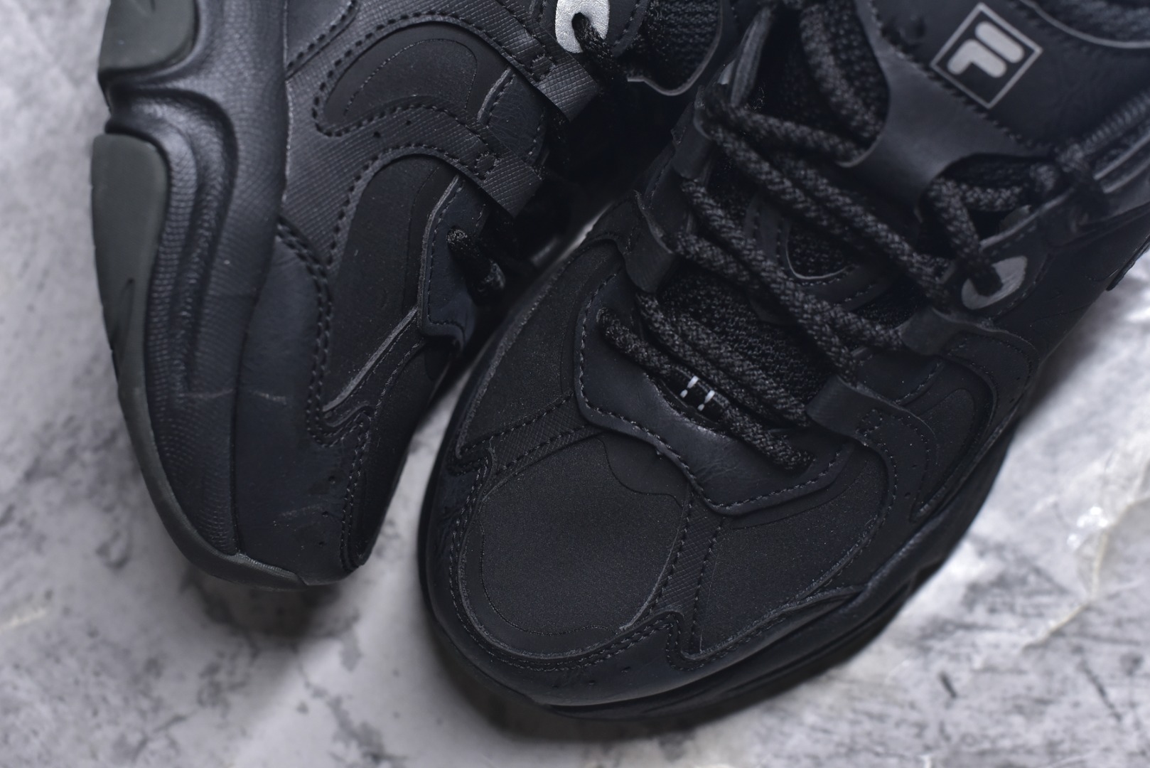 图片[8]-#FILA 斐乐经典百搭休闲防滑减震耐磨低帮运动鞋 传承了 FILA 的百年基因，融入年轻运动及潮流文化，成为引领变革、创新突破的一代。以“1+N” 的跨界合作模式重现经典的同时创造经典。带来最出其不意的跨界合作惊喜。同时，FILAFUSION把FILA 的 DNA 融入到定制体验里，你可以随心制造厲于你的产品。FILA FUSION 的鞋家族涵盖了老爹鞋、跑步鞋、网球鞋、季节款。风格复古新潮，满足了时尚人士出行及各类运动的搭配需求，成为当下年轻人筷拥的鞋类品牌之一。FILA FUSION 走进年轻人的世界，通过年轻人运动，街舞，滑板，篮球，展现 FILA FUSION 的潮流态度和年轻文化。FILA FUSION 认为末来属于引领变革、创新突破的年轻一代，让我们一起构成 FILA 未来的蓝图吧！尺码：35.5 36 36.5 37.5 38 38.5 39 40-选品中心