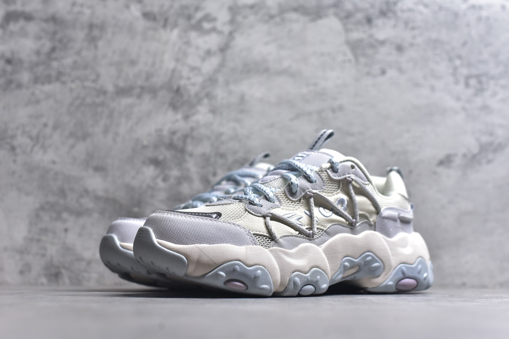 图片[2]-#FILA 斐乐经典百搭休闲防滑减震耐磨低帮运动鞋 传承了 FILA 的百年基因，融入年轻运动及潮流文化，成为引领变革、创新突破的一代。以“1+N” 的跨界合作模式重现经典的同时创造经典。带来最出其不意的跨界合作惊喜。同时，FILAFUSION把FILA 的 DNA 融入到定制体验里，你可以随心制造厲于你的产品。FILA FUSION 的鞋家族涵盖了老爹鞋、跑步鞋、网球鞋、季节款。风格复古新潮，满足了时尚人士出行及各类运动的搭配需求，成为当下年轻人筷拥的鞋类品牌之一。FILA FUSION 走进年轻人的世界，通过年轻人运动，街舞，滑板，篮球，展现 FILA FUSION 的潮流态度和年轻文化。FILA FUSION 认为末来属于引领变革、创新突破的年轻一代，让我们一起构成 FILA 未来的蓝图吧！尺码：35.5 36 36.5 37.5 38 38.5 39 40-选品中心