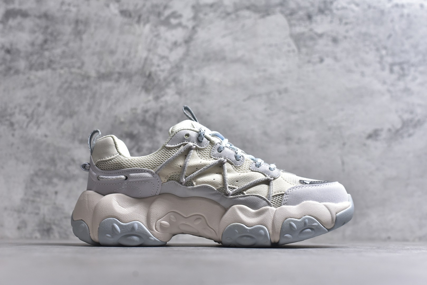 图片[3]-#FILA 斐乐经典百搭休闲防滑减震耐磨低帮运动鞋 传承了 FILA 的百年基因，融入年轻运动及潮流文化，成为引领变革、创新突破的一代。以“1+N” 的跨界合作模式重现经典的同时创造经典。带来最出其不意的跨界合作惊喜。同时，FILAFUSION把FILA 的 DNA 融入到定制体验里，你可以随心制造厲于你的产品。FILA FUSION 的鞋家族涵盖了老爹鞋、跑步鞋、网球鞋、季节款。风格复古新潮，满足了时尚人士出行及各类运动的搭配需求，成为当下年轻人筷拥的鞋类品牌之一。FILA FUSION 走进年轻人的世界，通过年轻人运动，街舞，滑板，篮球，展现 FILA FUSION 的潮流态度和年轻文化。FILA FUSION 认为末来属于引领变革、创新突破的年轻一代，让我们一起构成 FILA 未来的蓝图吧！尺码：35.5 36 36.5 37.5 38 38.5 39 40-选品中心