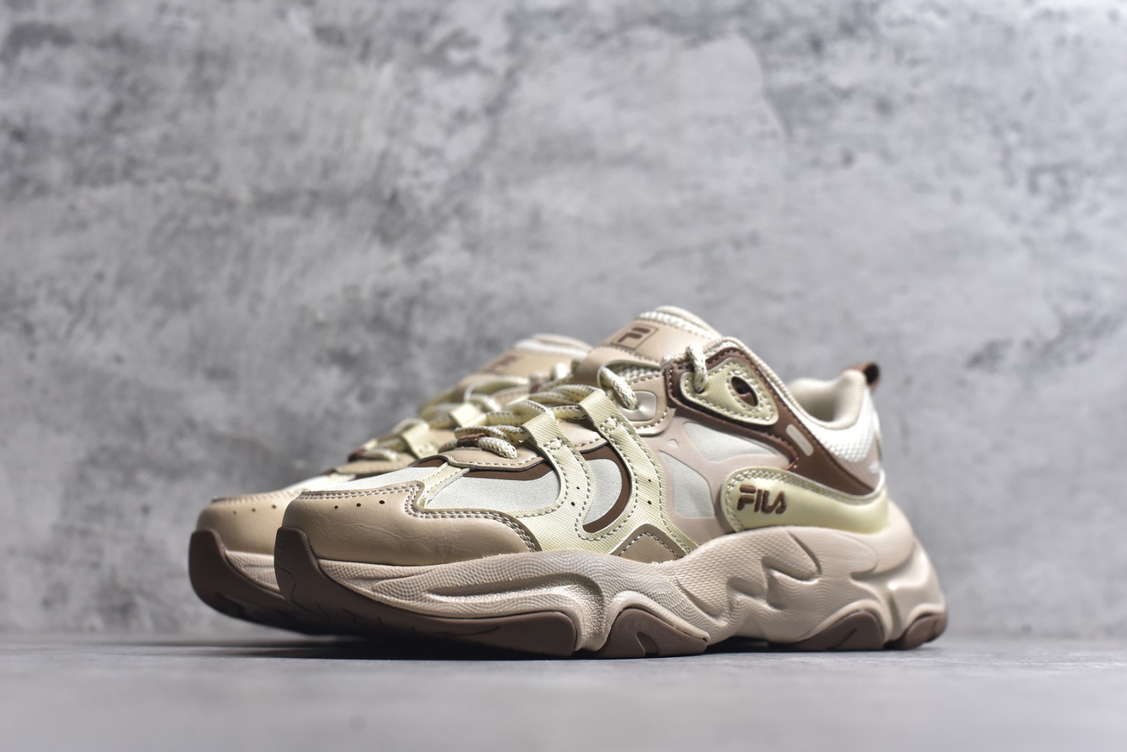 图片[2]-#FILA 斐乐经典百搭休闲防滑减震耐磨低帮运动鞋 传承了 FILA 的百年基因，融入年轻运动及潮流文化，成为引领变革、创新突破的一代。以“1+N” 的跨界合作模式重现经典的同时创造经典。带来最出其不意的跨界合作惊喜。同时，FILAFUSION把FILA 的 DNA 融入到定制体验里，你可以随心制造厲于你的产品。FILA FUSION 的鞋家族涵盖了老爹鞋、跑步鞋、网球鞋、季节款。风格复古新潮，满足了时尚人士出行及各类运动的搭配需求，成为当下年轻人筷拥的鞋类品牌之一。FILA FUSION 走进年轻人的世界，通过年轻人运动，街舞，滑板，篮球，展现 FILA FUSION 的潮流态度和年轻文化。FILA FUSION 认为末来属于引领变革、创新突破的年轻一代，让我们一起构成 FILA 未来的蓝图吧！尺码：35.5 36 36.5 37.5 38 38.5 39 40-选品中心