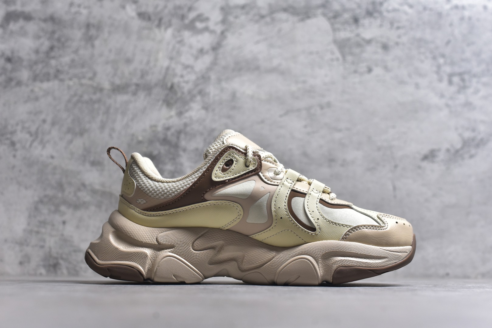 图片[3]-#FILA 斐乐经典百搭休闲防滑减震耐磨低帮运动鞋 传承了 FILA 的百年基因，融入年轻运动及潮流文化，成为引领变革、创新突破的一代。以“1+N” 的跨界合作模式重现经典的同时创造经典。带来最出其不意的跨界合作惊喜。同时，FILAFUSION把FILA 的 DNA 融入到定制体验里，你可以随心制造厲于你的产品。FILA FUSION 的鞋家族涵盖了老爹鞋、跑步鞋、网球鞋、季节款。风格复古新潮，满足了时尚人士出行及各类运动的搭配需求，成为当下年轻人筷拥的鞋类品牌之一。FILA FUSION 走进年轻人的世界，通过年轻人运动，街舞，滑板，篮球，展现 FILA FUSION 的潮流态度和年轻文化。FILA FUSION 认为末来属于引领变革、创新突破的年轻一代，让我们一起构成 FILA 未来的蓝图吧！尺码：35.5 36 36.5 37.5 38 38.5 39 40-选品中心