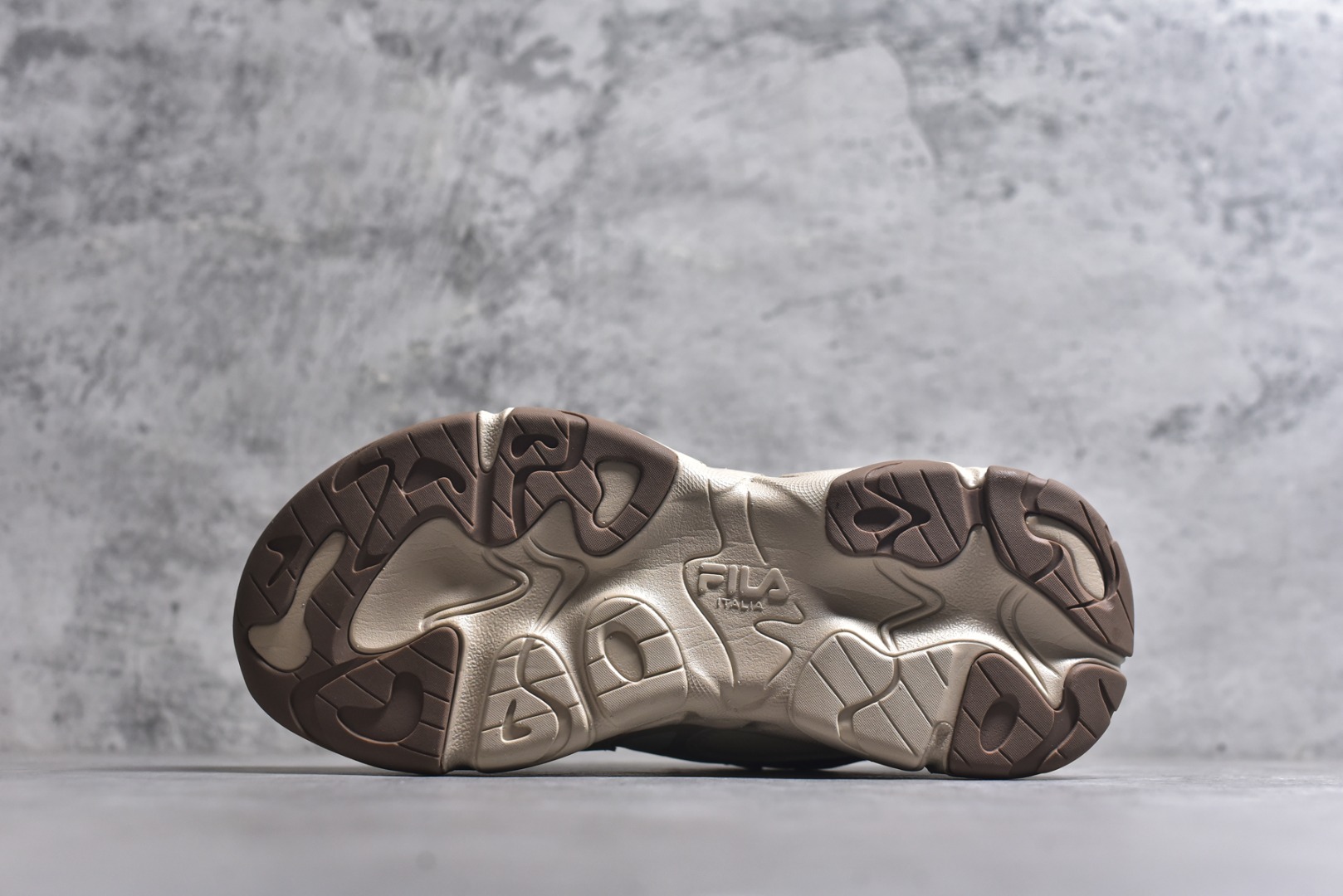 图片[6]-#FILA 斐乐经典百搭休闲防滑减震耐磨低帮运动鞋 传承了 FILA 的百年基因，融入年轻运动及潮流文化，成为引领变革、创新突破的一代。以“1+N” 的跨界合作模式重现经典的同时创造经典。带来最出其不意的跨界合作惊喜。同时，FILAFUSION把FILA 的 DNA 融入到定制体验里，你可以随心制造厲于你的产品。FILA FUSION 的鞋家族涵盖了老爹鞋、跑步鞋、网球鞋、季节款。风格复古新潮，满足了时尚人士出行及各类运动的搭配需求，成为当下年轻人筷拥的鞋类品牌之一。FILA FUSION 走进年轻人的世界，通过年轻人运动，街舞，滑板，篮球，展现 FILA FUSION 的潮流态度和年轻文化。FILA FUSION 认为末来属于引领变革、创新突破的年轻一代，让我们一起构成 FILA 未来的蓝图吧！尺码：35.5 36 36.5 37.5 38 38.5 39 40-选品中心