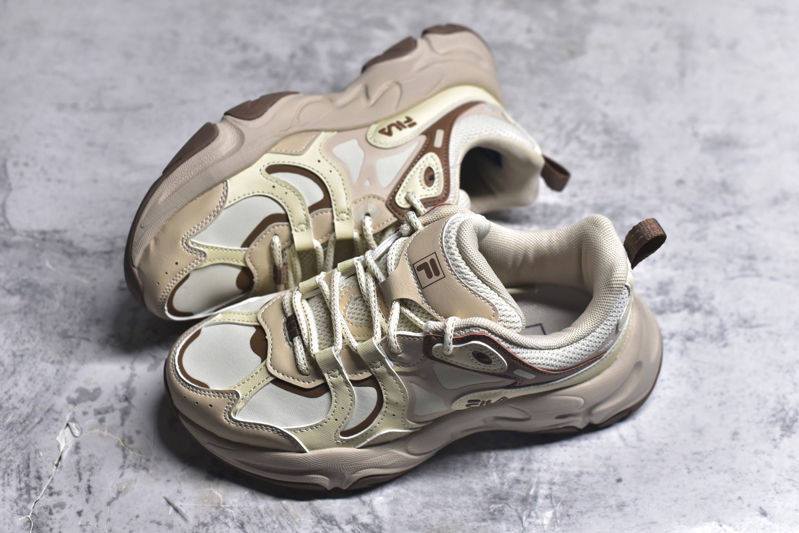 图片[7]-#FILA 斐乐经典百搭休闲防滑减震耐磨低帮运动鞋 传承了 FILA 的百年基因，融入年轻运动及潮流文化，成为引领变革、创新突破的一代。以“1+N” 的跨界合作模式重现经典的同时创造经典。带来最出其不意的跨界合作惊喜。同时，FILAFUSION把FILA 的 DNA 融入到定制体验里，你可以随心制造厲于你的产品。FILA FUSION 的鞋家族涵盖了老爹鞋、跑步鞋、网球鞋、季节款。风格复古新潮，满足了时尚人士出行及各类运动的搭配需求，成为当下年轻人筷拥的鞋类品牌之一。FILA FUSION 走进年轻人的世界，通过年轻人运动，街舞，滑板，篮球，展现 FILA FUSION 的潮流态度和年轻文化。FILA FUSION 认为末来属于引领变革、创新突破的年轻一代，让我们一起构成 FILA 未来的蓝图吧！尺码：35.5 36 36.5 37.5 38 38.5 39 40-选品中心