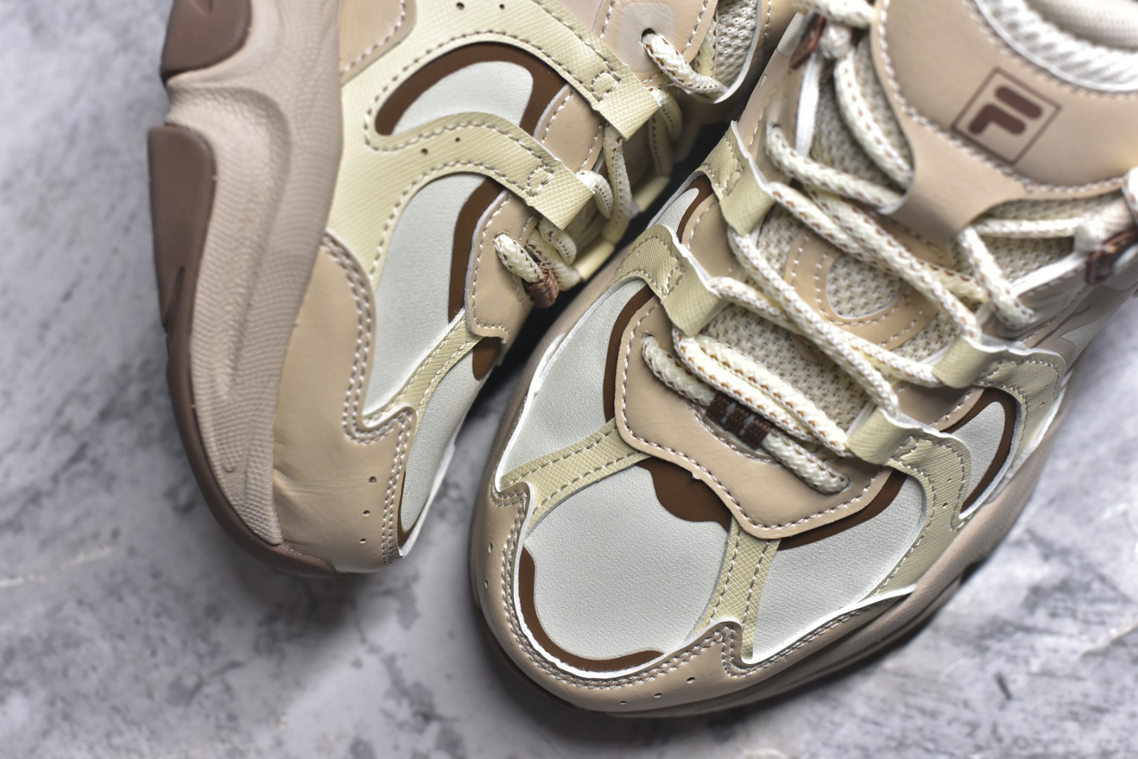 图片[8]-#FILA 斐乐经典百搭休闲防滑减震耐磨低帮运动鞋 传承了 FILA 的百年基因，融入年轻运动及潮流文化，成为引领变革、创新突破的一代。以“1+N” 的跨界合作模式重现经典的同时创造经典。带来最出其不意的跨界合作惊喜。同时，FILAFUSION把FILA 的 DNA 融入到定制体验里，你可以随心制造厲于你的产品。FILA FUSION 的鞋家族涵盖了老爹鞋、跑步鞋、网球鞋、季节款。风格复古新潮，满足了时尚人士出行及各类运动的搭配需求，成为当下年轻人筷拥的鞋类品牌之一。FILA FUSION 走进年轻人的世界，通过年轻人运动，街舞，滑板，篮球，展现 FILA FUSION 的潮流态度和年轻文化。FILA FUSION 认为末来属于引领变革、创新突破的年轻一代，让我们一起构成 FILA 未来的蓝图吧！尺码：35.5 36 36.5 37.5 38 38.5 39 40-选品中心