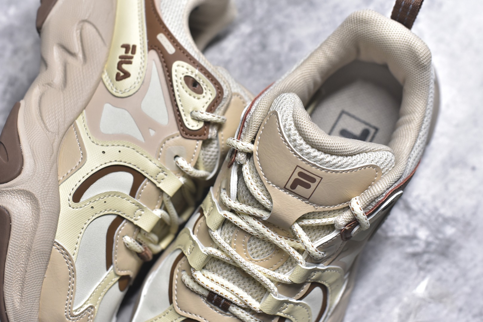 图片[9]-#FILA 斐乐经典百搭休闲防滑减震耐磨低帮运动鞋 传承了 FILA 的百年基因，融入年轻运动及潮流文化，成为引领变革、创新突破的一代。以“1+N” 的跨界合作模式重现经典的同时创造经典。带来最出其不意的跨界合作惊喜。同时，FILAFUSION把FILA 的 DNA 融入到定制体验里，你可以随心制造厲于你的产品。FILA FUSION 的鞋家族涵盖了老爹鞋、跑步鞋、网球鞋、季节款。风格复古新潮，满足了时尚人士出行及各类运动的搭配需求，成为当下年轻人筷拥的鞋类品牌之一。FILA FUSION 走进年轻人的世界，通过年轻人运动，街舞，滑板，篮球，展现 FILA FUSION 的潮流态度和年轻文化。FILA FUSION 认为末来属于引领变革、创新突破的年轻一代，让我们一起构成 FILA 未来的蓝图吧！尺码：35.5 36 36.5 37.5 38 38.5 39 40-选品中心