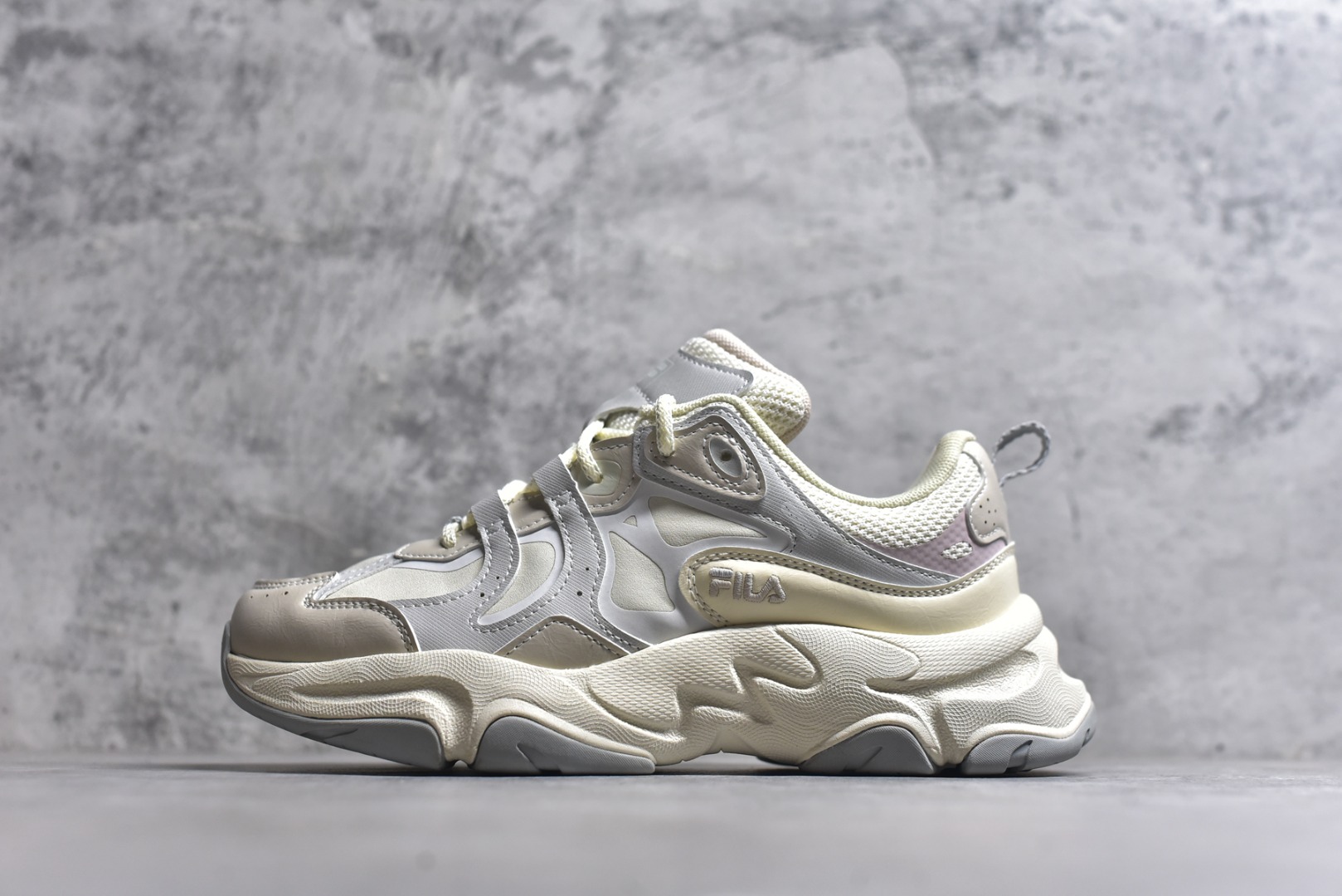 #FILA 斐乐经典百搭休闲防滑减震耐磨低帮运动鞋 传承了 FILA 的百年基因，融入年轻运动及潮流文化，成为引领变革、创新突破的一代。以“1+N” 的跨界合作模式重现经典的同时创造经典。带来最出其不意的跨界合作惊喜。同时，FILAFUSION把FILA 的 DNA 融入到定制体验里，你可以随心制造厲于你的产品。FILA FUSION 的鞋家族涵盖了老爹鞋、跑步鞋、网球鞋、季节款。风格复古新潮，满足了时尚人士出行及各类运动的搭配需求，成为当下年轻人筷拥的鞋类品牌之一。FILA FUSION 走进年轻人的世界，通过年轻人运动，街舞，滑板，篮球，展现 FILA FUSION 的潮流态度和年轻文化。FILA FUSION 认为末来属于引领变革、创新突破的年轻一代，让我们一起构成 FILA 未来的蓝图吧！尺码：35.5 36 36.5 37.5 38 38.5 39 40-选品中心