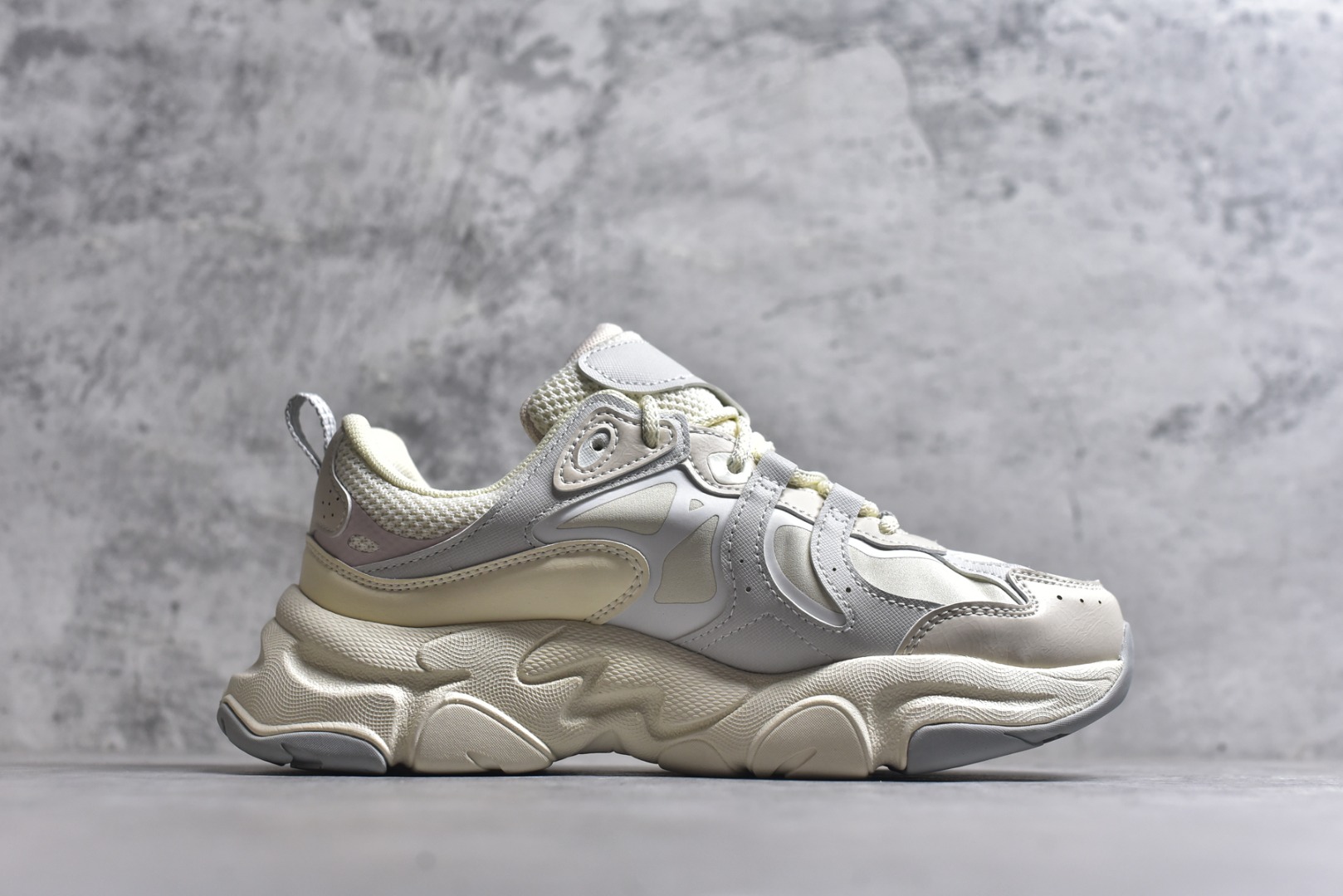 图片[3]-#FILA 斐乐经典百搭休闲防滑减震耐磨低帮运动鞋 传承了 FILA 的百年基因，融入年轻运动及潮流文化，成为引领变革、创新突破的一代。以“1+N” 的跨界合作模式重现经典的同时创造经典。带来最出其不意的跨界合作惊喜。同时，FILAFUSION把FILA 的 DNA 融入到定制体验里，你可以随心制造厲于你的产品。FILA FUSION 的鞋家族涵盖了老爹鞋、跑步鞋、网球鞋、季节款。风格复古新潮，满足了时尚人士出行及各类运动的搭配需求，成为当下年轻人筷拥的鞋类品牌之一。FILA FUSION 走进年轻人的世界，通过年轻人运动，街舞，滑板，篮球，展现 FILA FUSION 的潮流态度和年轻文化。FILA FUSION 认为末来属于引领变革、创新突破的年轻一代，让我们一起构成 FILA 未来的蓝图吧！尺码：35.5 36 36.5 37.5 38 38.5 39 40-选品中心