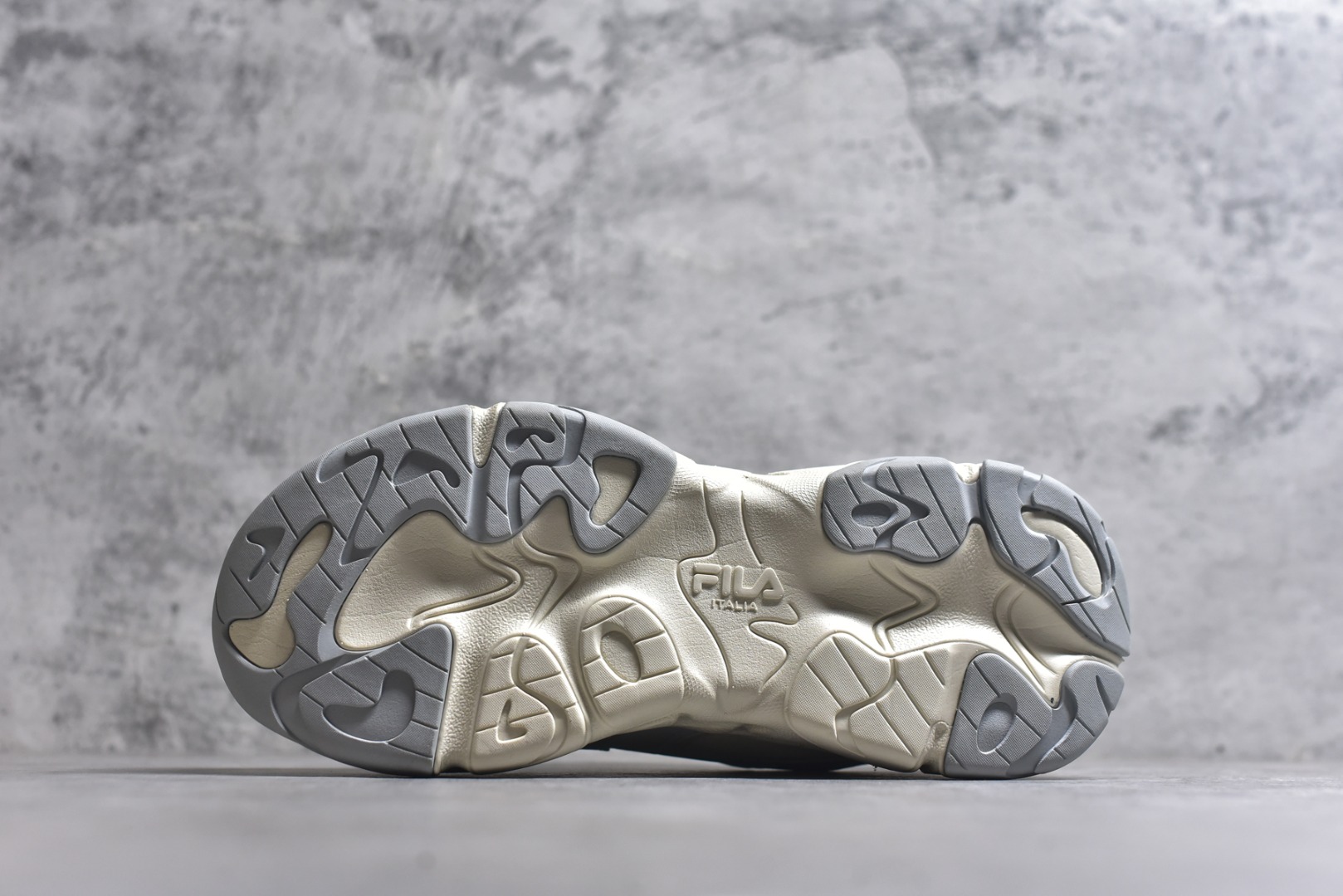 图片[6]-#FILA 斐乐经典百搭休闲防滑减震耐磨低帮运动鞋 传承了 FILA 的百年基因，融入年轻运动及潮流文化，成为引领变革、创新突破的一代。以“1+N” 的跨界合作模式重现经典的同时创造经典。带来最出其不意的跨界合作惊喜。同时，FILAFUSION把FILA 的 DNA 融入到定制体验里，你可以随心制造厲于你的产品。FILA FUSION 的鞋家族涵盖了老爹鞋、跑步鞋、网球鞋、季节款。风格复古新潮，满足了时尚人士出行及各类运动的搭配需求，成为当下年轻人筷拥的鞋类品牌之一。FILA FUSION 走进年轻人的世界，通过年轻人运动，街舞，滑板，篮球，展现 FILA FUSION 的潮流态度和年轻文化。FILA FUSION 认为末来属于引领变革、创新突破的年轻一代，让我们一起构成 FILA 未来的蓝图吧！尺码：35.5 36 36.5 37.5 38 38.5 39 40-选品中心