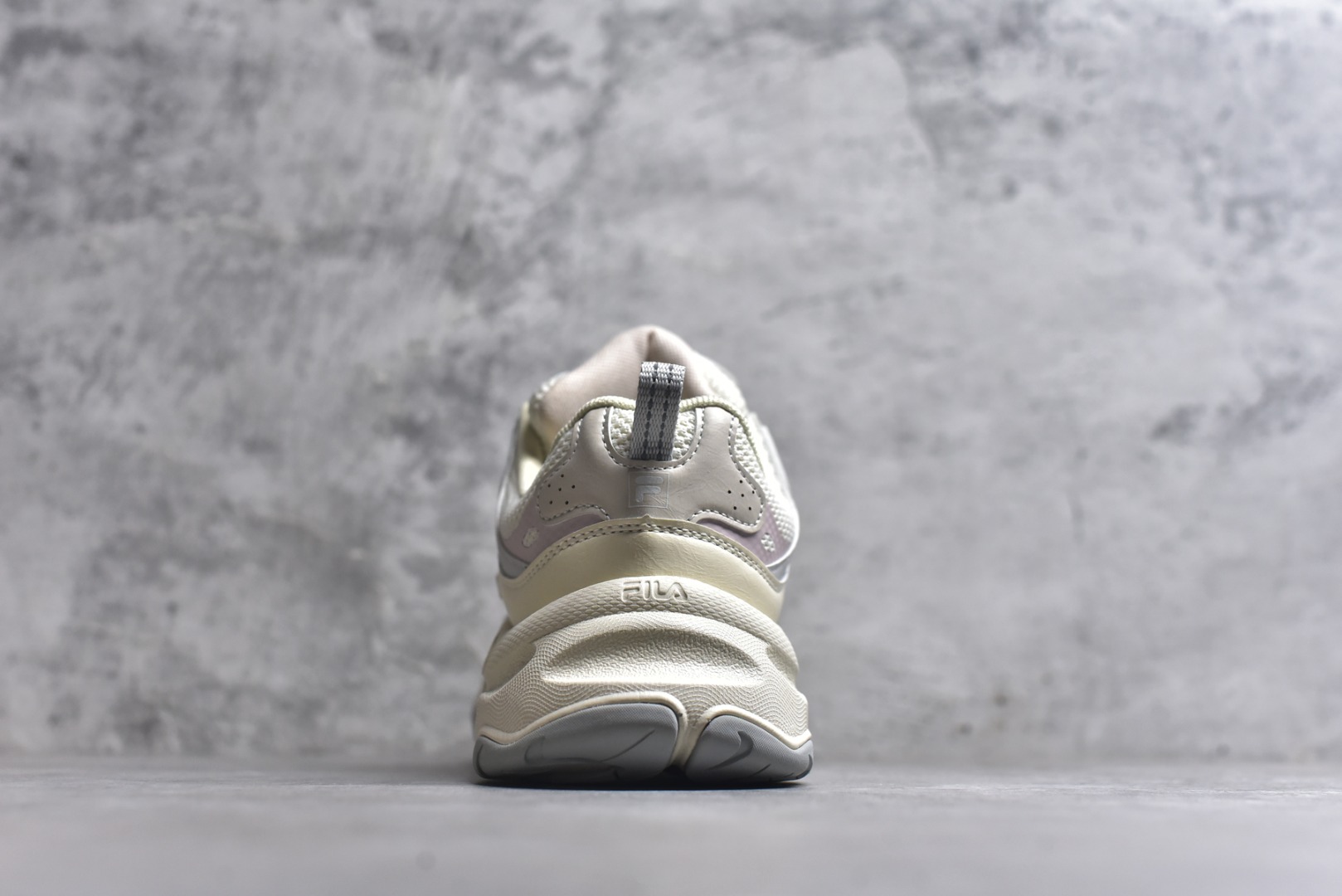 图片[5]-#FILA 斐乐经典百搭休闲防滑减震耐磨低帮运动鞋 传承了 FILA 的百年基因，融入年轻运动及潮流文化，成为引领变革、创新突破的一代。以“1+N” 的跨界合作模式重现经典的同时创造经典。带来最出其不意的跨界合作惊喜。同时，FILAFUSION把FILA 的 DNA 融入到定制体验里，你可以随心制造厲于你的产品。FILA FUSION 的鞋家族涵盖了老爹鞋、跑步鞋、网球鞋、季节款。风格复古新潮，满足了时尚人士出行及各类运动的搭配需求，成为当下年轻人筷拥的鞋类品牌之一。FILA FUSION 走进年轻人的世界，通过年轻人运动，街舞，滑板，篮球，展现 FILA FUSION 的潮流态度和年轻文化。FILA FUSION 认为末来属于引领变革、创新突破的年轻一代，让我们一起构成 FILA 未来的蓝图吧！尺码：35.5 36 36.5 37.5 38 38.5 39 40-选品中心