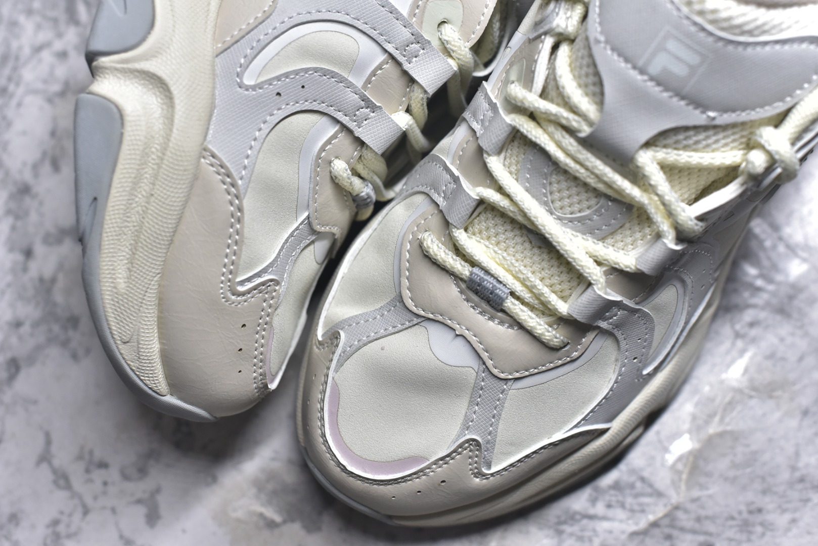 图片[8]-#FILA 斐乐经典百搭休闲防滑减震耐磨低帮运动鞋 传承了 FILA 的百年基因，融入年轻运动及潮流文化，成为引领变革、创新突破的一代。以“1+N” 的跨界合作模式重现经典的同时创造经典。带来最出其不意的跨界合作惊喜。同时，FILAFUSION把FILA 的 DNA 融入到定制体验里，你可以随心制造厲于你的产品。FILA FUSION 的鞋家族涵盖了老爹鞋、跑步鞋、网球鞋、季节款。风格复古新潮，满足了时尚人士出行及各类运动的搭配需求，成为当下年轻人筷拥的鞋类品牌之一。FILA FUSION 走进年轻人的世界，通过年轻人运动，街舞，滑板，篮球，展现 FILA FUSION 的潮流态度和年轻文化。FILA FUSION 认为末来属于引领变革、创新突破的年轻一代，让我们一起构成 FILA 未来的蓝图吧！尺码：35.5 36 36.5 37.5 38 38.5 39 40-选品中心