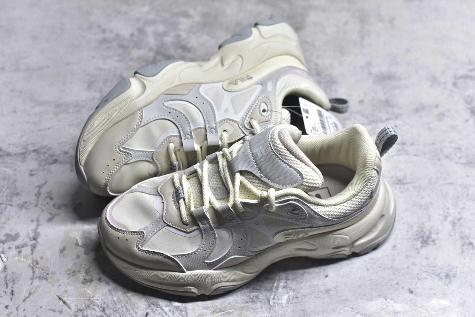 图片[7]-#FILA 斐乐经典百搭休闲防滑减震耐磨低帮运动鞋 传承了 FILA 的百年基因，融入年轻运动及潮流文化，成为引领变革、创新突破的一代。以“1+N” 的跨界合作模式重现经典的同时创造经典。带来最出其不意的跨界合作惊喜。同时，FILAFUSION把FILA 的 DNA 融入到定制体验里，你可以随心制造厲于你的产品。FILA FUSION 的鞋家族涵盖了老爹鞋、跑步鞋、网球鞋、季节款。风格复古新潮，满足了时尚人士出行及各类运动的搭配需求，成为当下年轻人筷拥的鞋类品牌之一。FILA FUSION 走进年轻人的世界，通过年轻人运动，街舞，滑板，篮球，展现 FILA FUSION 的潮流态度和年轻文化。FILA FUSION 认为末来属于引领变革、创新突破的年轻一代，让我们一起构成 FILA 未来的蓝图吧！尺码：35.5 36 36.5 37.5 38 38.5 39 40-选品中心