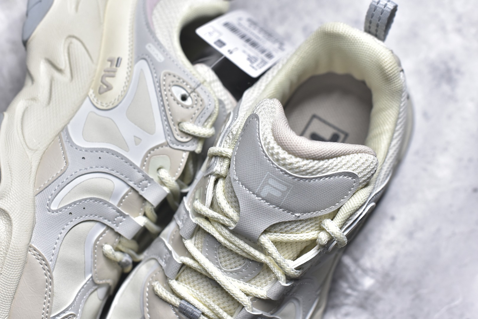 图片[9]-#FILA 斐乐经典百搭休闲防滑减震耐磨低帮运动鞋 传承了 FILA 的百年基因，融入年轻运动及潮流文化，成为引领变革、创新突破的一代。以“1+N” 的跨界合作模式重现经典的同时创造经典。带来最出其不意的跨界合作惊喜。同时，FILAFUSION把FILA 的 DNA 融入到定制体验里，你可以随心制造厲于你的产品。FILA FUSION 的鞋家族涵盖了老爹鞋、跑步鞋、网球鞋、季节款。风格复古新潮，满足了时尚人士出行及各类运动的搭配需求，成为当下年轻人筷拥的鞋类品牌之一。FILA FUSION 走进年轻人的世界，通过年轻人运动，街舞，滑板，篮球，展现 FILA FUSION 的潮流态度和年轻文化。FILA FUSION 认为末来属于引领变革、创新突破的年轻一代，让我们一起构成 FILA 未来的蓝图吧！尺码：35.5 36 36.5 37.5 38 38.5 39 40-选品中心