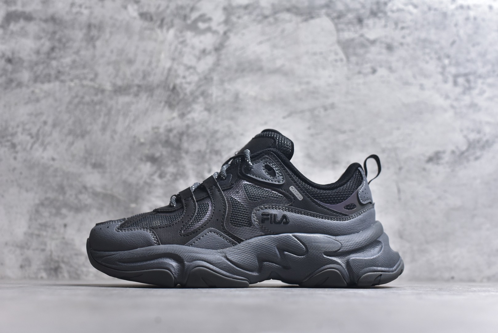 #FILA 斐乐经典百搭休闲防滑减震耐磨低帮运动鞋 传承了 FILA 的百年基因，融入年轻运动及潮流文化，成为引领变革、创新突破的一代。以“1+N” 的跨界合作模式重现经典的同时创造经典。带来最出其不意的跨界合作惊喜。同时，FILAFUSION把FILA 的 DNA 融入到定制体验里，你可以随心制造厲于你的产品。FILA FUSION 的鞋家族涵盖了老爹鞋、跑步鞋、网球鞋、季节款。风格复古新潮，满足了时尚人士出行及各类运动的搭配需求，成为当下年轻人筷拥的鞋类品牌之一。FILA FUSION 走进年轻人的世界，通过年轻人运动，街舞，滑板，篮球，展现 FILA FUSION 的潮流态度和年轻文化。FILA FUSION 认为末来属于引领变革、创新突破的年轻一代，让我们一起构成 FILA 未来的蓝图吧！尺码：35.5 36 36.5 37.5 38 38.5 39 40-选品中心