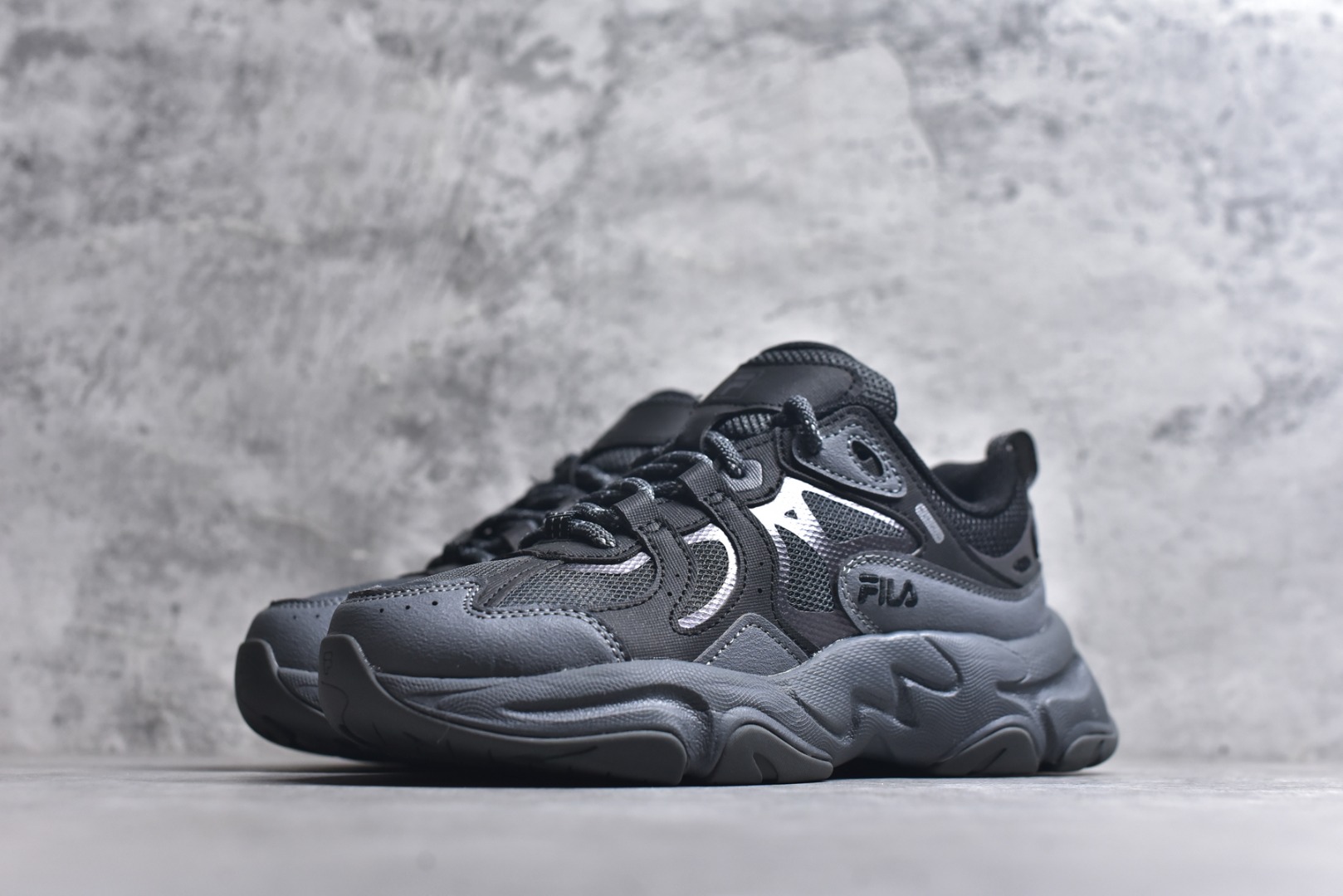 图片[2]-#FILA 斐乐经典百搭休闲防滑减震耐磨低帮运动鞋 传承了 FILA 的百年基因，融入年轻运动及潮流文化，成为引领变革、创新突破的一代。以“1+N” 的跨界合作模式重现经典的同时创造经典。带来最出其不意的跨界合作惊喜。同时，FILAFUSION把FILA 的 DNA 融入到定制体验里，你可以随心制造厲于你的产品。FILA FUSION 的鞋家族涵盖了老爹鞋、跑步鞋、网球鞋、季节款。风格复古新潮，满足了时尚人士出行及各类运动的搭配需求，成为当下年轻人筷拥的鞋类品牌之一。FILA FUSION 走进年轻人的世界，通过年轻人运动，街舞，滑板，篮球，展现 FILA FUSION 的潮流态度和年轻文化。FILA FUSION 认为末来属于引领变革、创新突破的年轻一代，让我们一起构成 FILA 未来的蓝图吧！尺码：35.5 36 36.5 37.5 38 38.5 39 40-选品中心