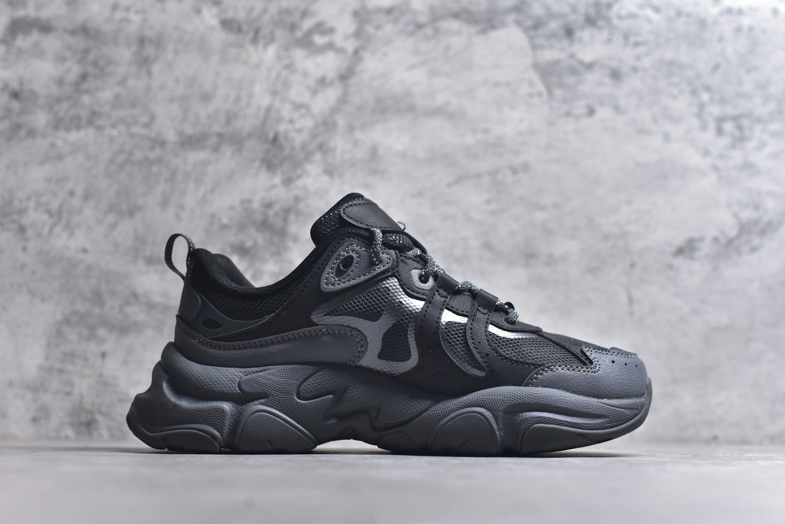 图片[3]-#FILA 斐乐经典百搭休闲防滑减震耐磨低帮运动鞋 传承了 FILA 的百年基因，融入年轻运动及潮流文化，成为引领变革、创新突破的一代。以“1+N” 的跨界合作模式重现经典的同时创造经典。带来最出其不意的跨界合作惊喜。同时，FILAFUSION把FILA 的 DNA 融入到定制体验里，你可以随心制造厲于你的产品。FILA FUSION 的鞋家族涵盖了老爹鞋、跑步鞋、网球鞋、季节款。风格复古新潮，满足了时尚人士出行及各类运动的搭配需求，成为当下年轻人筷拥的鞋类品牌之一。FILA FUSION 走进年轻人的世界，通过年轻人运动，街舞，滑板，篮球，展现 FILA FUSION 的潮流态度和年轻文化。FILA FUSION 认为末来属于引领变革、创新突破的年轻一代，让我们一起构成 FILA 未来的蓝图吧！尺码：35.5 36 36.5 37.5 38 38.5 39 40-选品中心