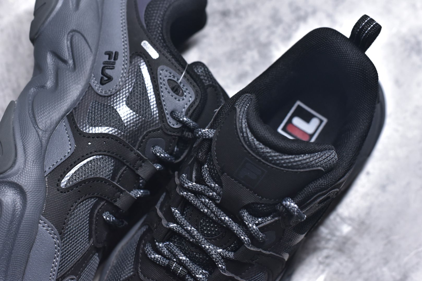 图片[9]-#FILA 斐乐经典百搭休闲防滑减震耐磨低帮运动鞋 传承了 FILA 的百年基因，融入年轻运动及潮流文化，成为引领变革、创新突破的一代。以“1+N” 的跨界合作模式重现经典的同时创造经典。带来最出其不意的跨界合作惊喜。同时，FILAFUSION把FILA 的 DNA 融入到定制体验里，你可以随心制造厲于你的产品。FILA FUSION 的鞋家族涵盖了老爹鞋、跑步鞋、网球鞋、季节款。风格复古新潮，满足了时尚人士出行及各类运动的搭配需求，成为当下年轻人筷拥的鞋类品牌之一。FILA FUSION 走进年轻人的世界，通过年轻人运动，街舞，滑板，篮球，展现 FILA FUSION 的潮流态度和年轻文化。FILA FUSION 认为末来属于引领变革、创新突破的年轻一代，让我们一起构成 FILA 未来的蓝图吧！尺码：35.5 36 36.5 37.5 38 38.5 39 40-选品中心