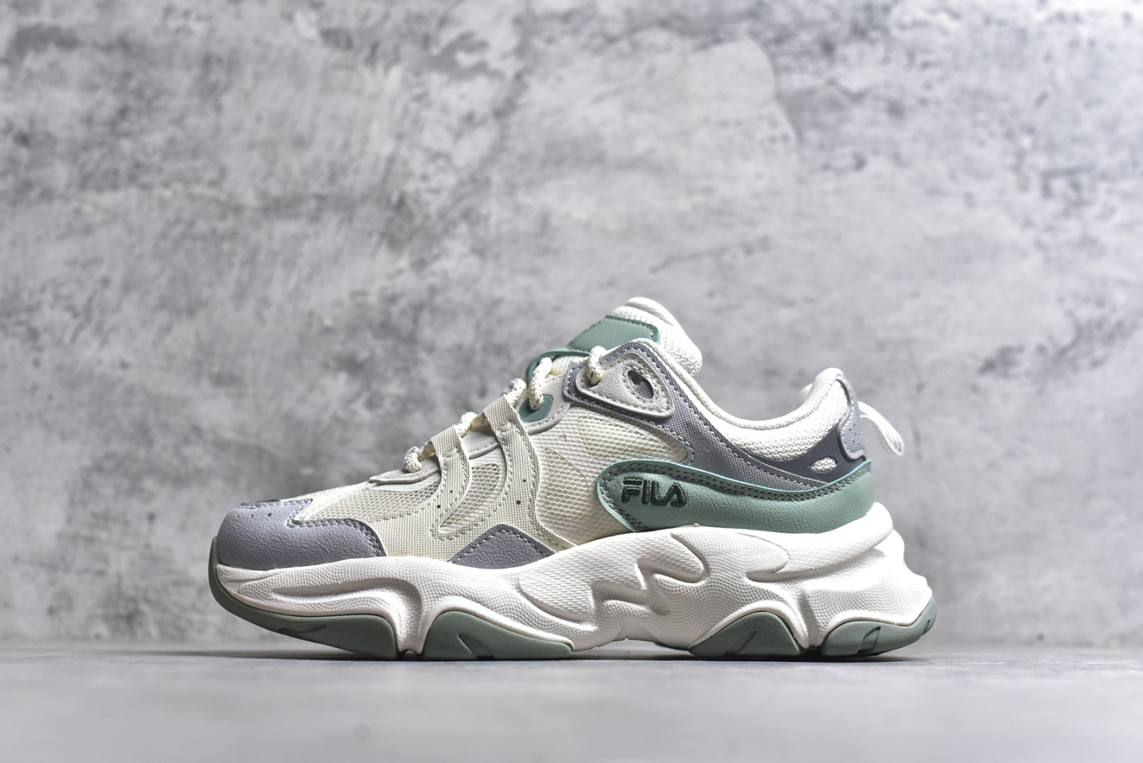 #FILA 斐乐经典百搭休闲防滑减震耐磨低帮运动鞋 传承了 FILA 的百年基因，融入年轻运动及潮流文化，成为引领变革、创新突破的一代。以“1+N” 的跨界合作模式重现经典的同时创造经典。带来最出其不意的跨界合作惊喜。同时，FILAFUSION把FILA 的 DNA 融入到定制体验里，你可以随心制造厲于你的产品。FILA FUSION 的鞋家族涵盖了老爹鞋、跑步鞋、网球鞋、季节款。风格复古新潮，满足了时尚人士出行及各类运动的搭配需求，成为当下年轻人筷拥的鞋类品牌之一。FILA FUSION 走进年轻人的世界，通过年轻人运动，街舞，滑板，篮球，展现 FILA FUSION 的潮流态度和年轻文化。FILA FUSION 认为末来属于引领变革、创新突破的年轻一代，让我们一起构成 FILA 未来的蓝图吧！尺码：35.5 36 36.5 37.5 38 38.5 39 40-选品中心