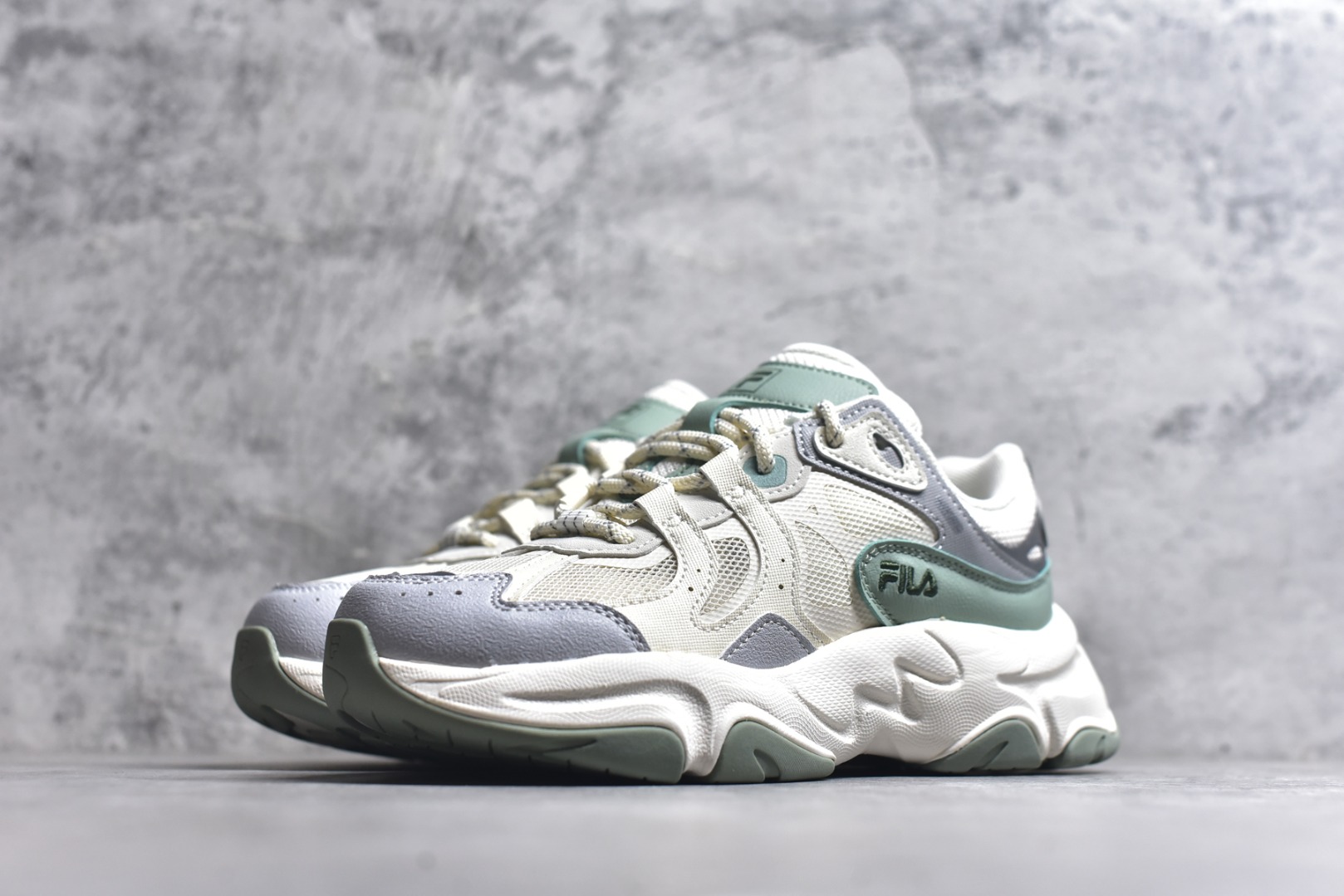 图片[2]-#FILA 斐乐经典百搭休闲防滑减震耐磨低帮运动鞋 传承了 FILA 的百年基因，融入年轻运动及潮流文化，成为引领变革、创新突破的一代。以“1+N” 的跨界合作模式重现经典的同时创造经典。带来最出其不意的跨界合作惊喜。同时，FILAFUSION把FILA 的 DNA 融入到定制体验里，你可以随心制造厲于你的产品。FILA FUSION 的鞋家族涵盖了老爹鞋、跑步鞋、网球鞋、季节款。风格复古新潮，满足了时尚人士出行及各类运动的搭配需求，成为当下年轻人筷拥的鞋类品牌之一。FILA FUSION 走进年轻人的世界，通过年轻人运动，街舞，滑板，篮球，展现 FILA FUSION 的潮流态度和年轻文化。FILA FUSION 认为末来属于引领变革、创新突破的年轻一代，让我们一起构成 FILA 未来的蓝图吧！尺码：35.5 36 36.5 37.5 38 38.5 39 40-选品中心