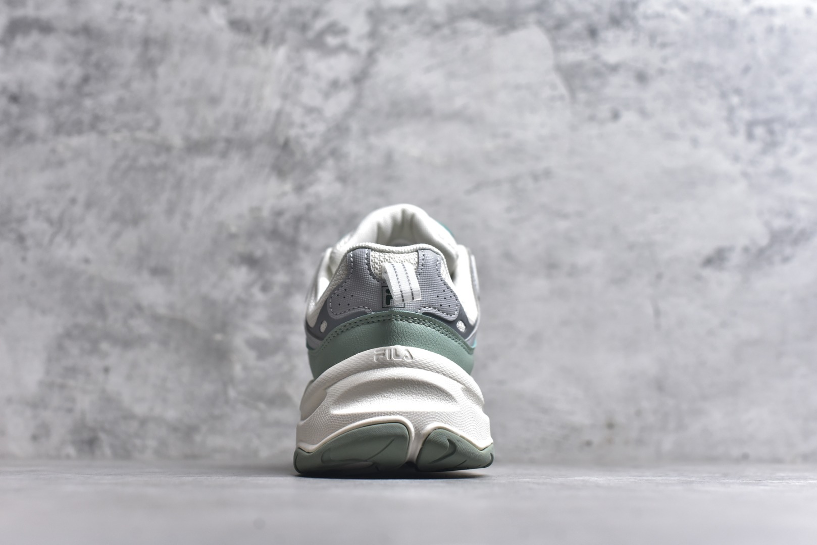 图片[5]-#FILA 斐乐经典百搭休闲防滑减震耐磨低帮运动鞋 传承了 FILA 的百年基因，融入年轻运动及潮流文化，成为引领变革、创新突破的一代。以“1+N” 的跨界合作模式重现经典的同时创造经典。带来最出其不意的跨界合作惊喜。同时，FILAFUSION把FILA 的 DNA 融入到定制体验里，你可以随心制造厲于你的产品。FILA FUSION 的鞋家族涵盖了老爹鞋、跑步鞋、网球鞋、季节款。风格复古新潮，满足了时尚人士出行及各类运动的搭配需求，成为当下年轻人筷拥的鞋类品牌之一。FILA FUSION 走进年轻人的世界，通过年轻人运动，街舞，滑板，篮球，展现 FILA FUSION 的潮流态度和年轻文化。FILA FUSION 认为末来属于引领变革、创新突破的年轻一代，让我们一起构成 FILA 未来的蓝图吧！尺码：35.5 36 36.5 37.5 38 38.5 39 40-选品中心