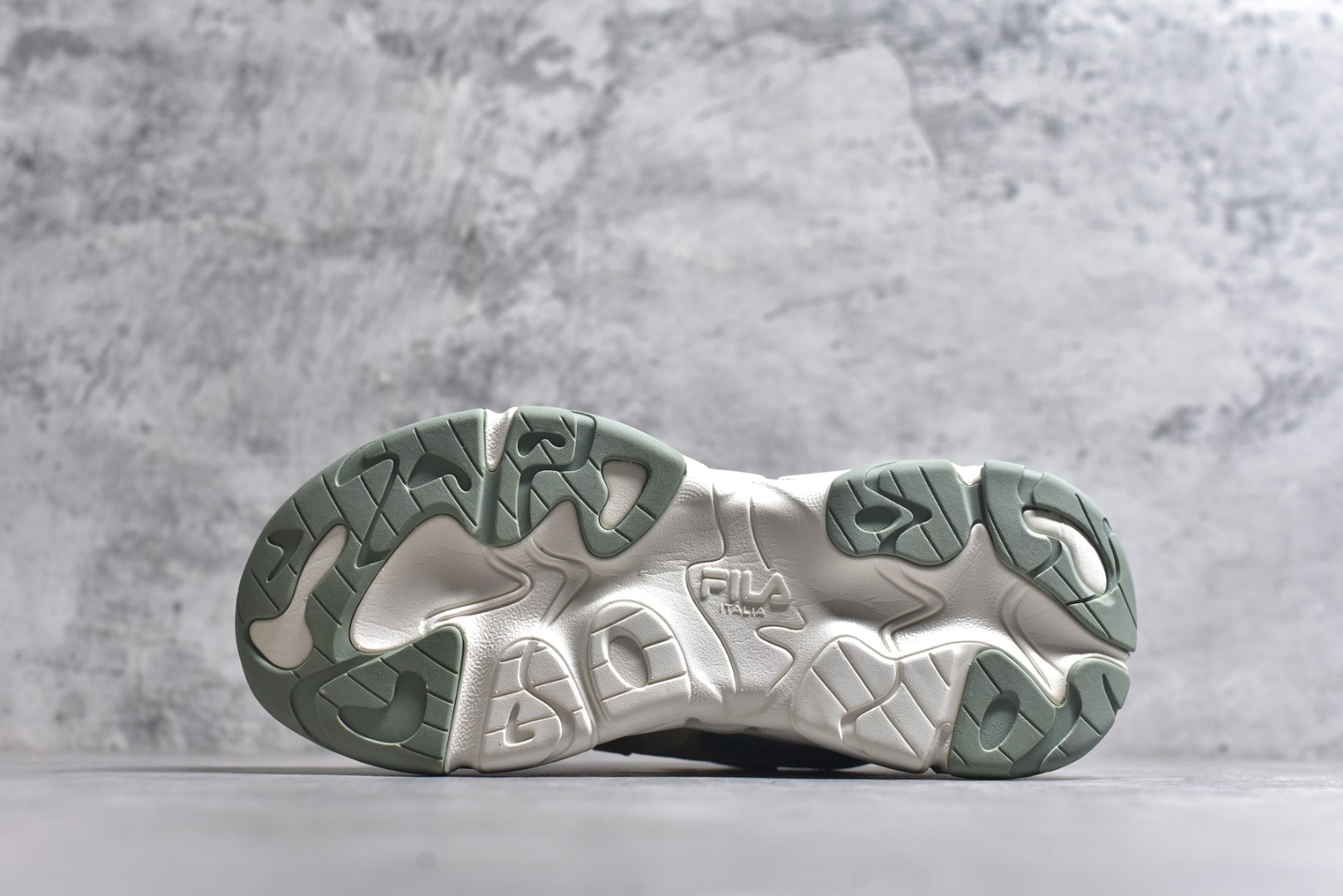 图片[6]-#FILA 斐乐经典百搭休闲防滑减震耐磨低帮运动鞋 传承了 FILA 的百年基因，融入年轻运动及潮流文化，成为引领变革、创新突破的一代。以“1+N” 的跨界合作模式重现经典的同时创造经典。带来最出其不意的跨界合作惊喜。同时，FILAFUSION把FILA 的 DNA 融入到定制体验里，你可以随心制造厲于你的产品。FILA FUSION 的鞋家族涵盖了老爹鞋、跑步鞋、网球鞋、季节款。风格复古新潮，满足了时尚人士出行及各类运动的搭配需求，成为当下年轻人筷拥的鞋类品牌之一。FILA FUSION 走进年轻人的世界，通过年轻人运动，街舞，滑板，篮球，展现 FILA FUSION 的潮流态度和年轻文化。FILA FUSION 认为末来属于引领变革、创新突破的年轻一代，让我们一起构成 FILA 未来的蓝图吧！尺码：35.5 36 36.5 37.5 38 38.5 39 40-选品中心
