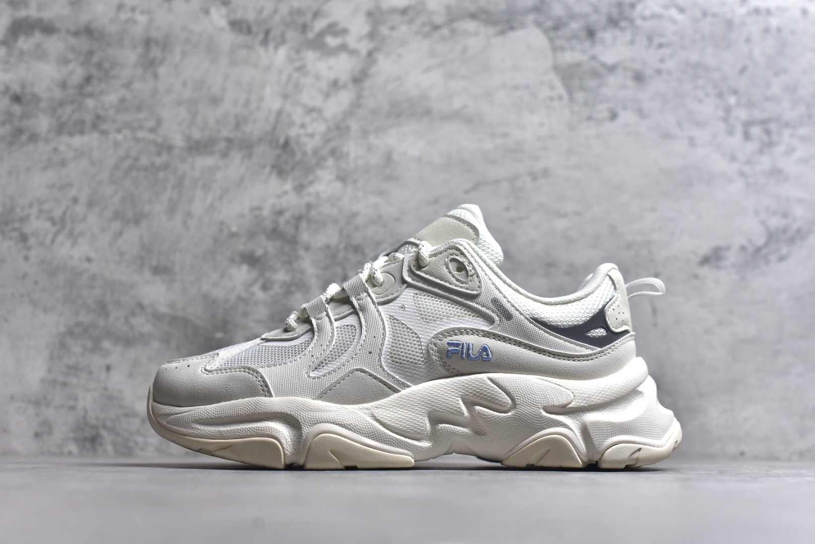 #FILA 斐乐经典百搭休闲防滑减震耐磨低帮运动鞋 传承了 FILA 的百年基因，融入年轻运动及潮流文化，成为引领变革、创新突破的一代。以“1+N” 的跨界合作模式重现经典的同时创造经典。带来最出其不意的跨界合作惊喜。同时，FILAFUSION把FILA 的 DNA 融入到定制体验里，你可以随心制造厲于你的产品。FILA FUSION 的鞋家族涵盖了老爹鞋、跑步鞋、网球鞋、季节款。风格复古新潮，满足了时尚人士出行及各类运动的搭配需求，成为当下年轻人筷拥的鞋类品牌之一。FILA FUSION 走进年轻人的世界，通过年轻人运动，街舞，滑板，篮球，展现 FILA FUSION 的潮流态度和年轻文化。FILA FUSION 认为末来属于引领变革、创新突破的年轻一代，让我们一起构成 FILA 未来的蓝图吧！尺码：35.5 36 36.5 37.5 38 38.5 39 40-选品中心