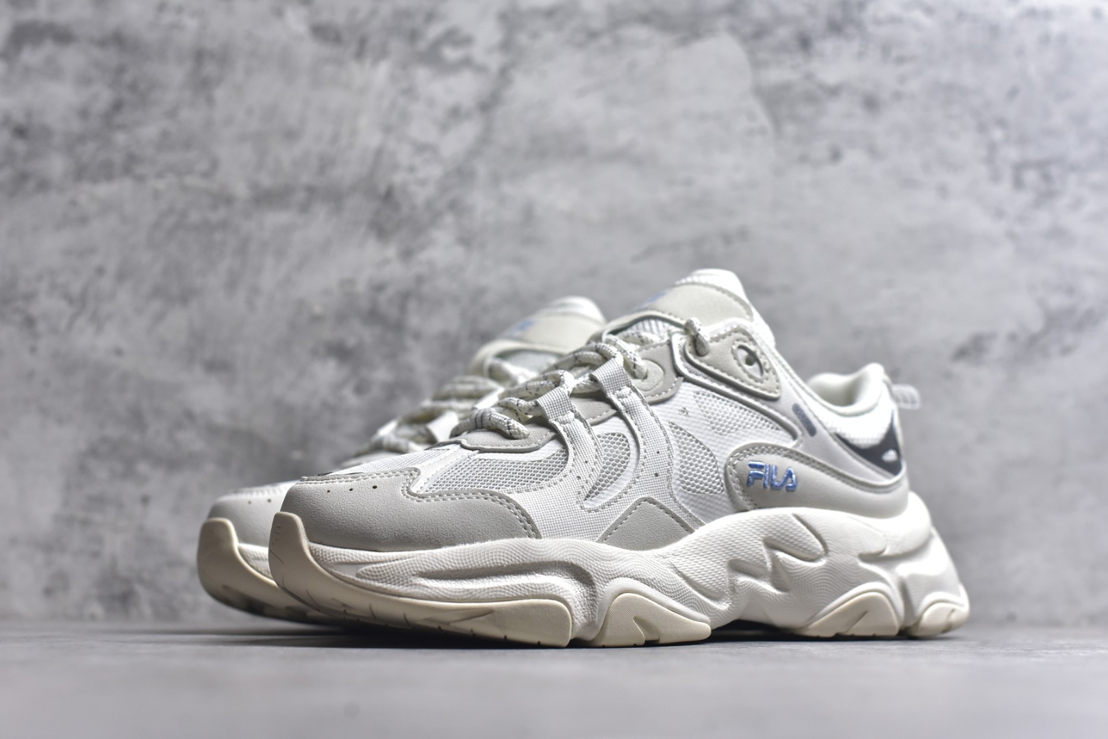 图片[2]-#FILA 斐乐经典百搭休闲防滑减震耐磨低帮运动鞋 传承了 FILA 的百年基因，融入年轻运动及潮流文化，成为引领变革、创新突破的一代。以“1+N” 的跨界合作模式重现经典的同时创造经典。带来最出其不意的跨界合作惊喜。同时，FILAFUSION把FILA 的 DNA 融入到定制体验里，你可以随心制造厲于你的产品。FILA FUSION 的鞋家族涵盖了老爹鞋、跑步鞋、网球鞋、季节款。风格复古新潮，满足了时尚人士出行及各类运动的搭配需求，成为当下年轻人筷拥的鞋类品牌之一。FILA FUSION 走进年轻人的世界，通过年轻人运动，街舞，滑板，篮球，展现 FILA FUSION 的潮流态度和年轻文化。FILA FUSION 认为末来属于引领变革、创新突破的年轻一代，让我们一起构成 FILA 未来的蓝图吧！尺码：35.5 36 36.5 37.5 38 38.5 39 40-选品中心