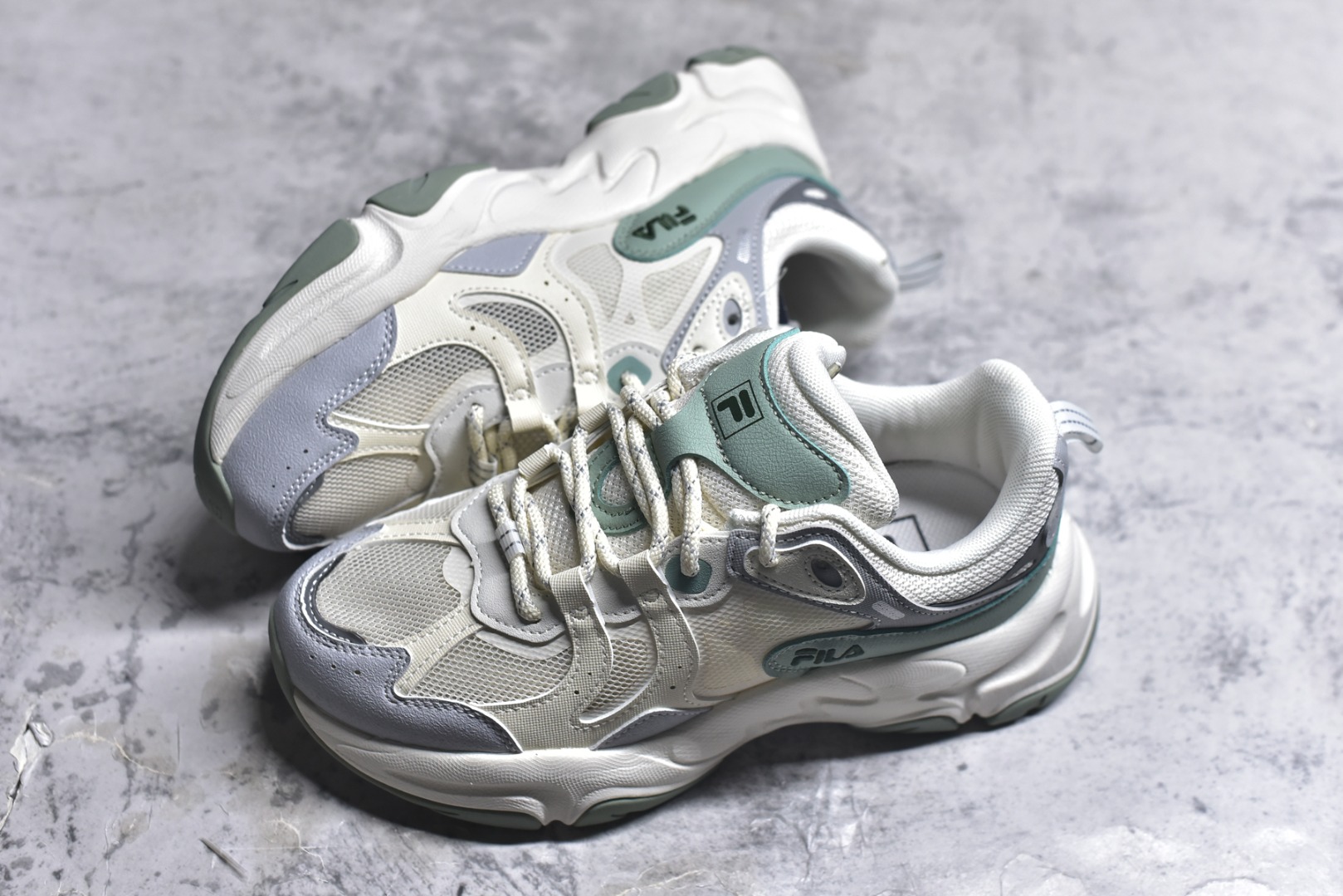 图片[7]-#FILA 斐乐经典百搭休闲防滑减震耐磨低帮运动鞋 传承了 FILA 的百年基因，融入年轻运动及潮流文化，成为引领变革、创新突破的一代。以“1+N” 的跨界合作模式重现经典的同时创造经典。带来最出其不意的跨界合作惊喜。同时，FILAFUSION把FILA 的 DNA 融入到定制体验里，你可以随心制造厲于你的产品。FILA FUSION 的鞋家族涵盖了老爹鞋、跑步鞋、网球鞋、季节款。风格复古新潮，满足了时尚人士出行及各类运动的搭配需求，成为当下年轻人筷拥的鞋类品牌之一。FILA FUSION 走进年轻人的世界，通过年轻人运动，街舞，滑板，篮球，展现 FILA FUSION 的潮流态度和年轻文化。FILA FUSION 认为末来属于引领变革、创新突破的年轻一代，让我们一起构成 FILA 未来的蓝图吧！尺码：35.5 36 36.5 37.5 38 38.5 39 40-选品中心