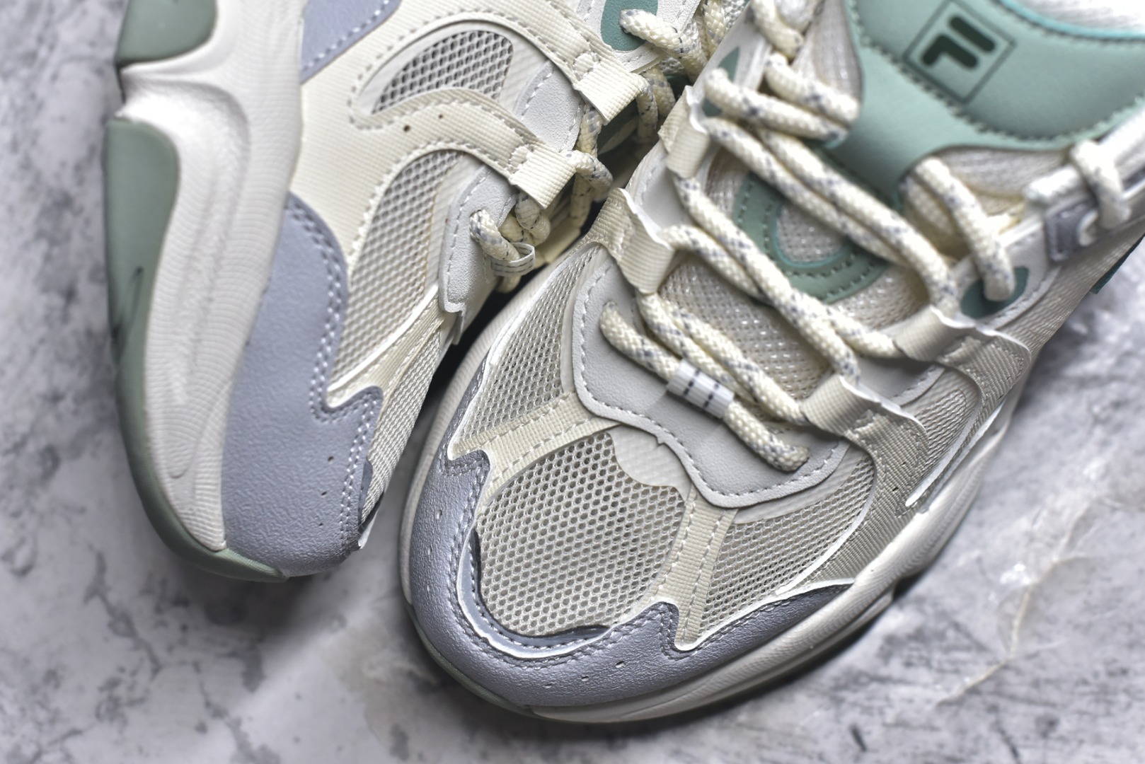 图片[8]-#FILA 斐乐经典百搭休闲防滑减震耐磨低帮运动鞋 传承了 FILA 的百年基因，融入年轻运动及潮流文化，成为引领变革、创新突破的一代。以“1+N” 的跨界合作模式重现经典的同时创造经典。带来最出其不意的跨界合作惊喜。同时，FILAFUSION把FILA 的 DNA 融入到定制体验里，你可以随心制造厲于你的产品。FILA FUSION 的鞋家族涵盖了老爹鞋、跑步鞋、网球鞋、季节款。风格复古新潮，满足了时尚人士出行及各类运动的搭配需求，成为当下年轻人筷拥的鞋类品牌之一。FILA FUSION 走进年轻人的世界，通过年轻人运动，街舞，滑板，篮球，展现 FILA FUSION 的潮流态度和年轻文化。FILA FUSION 认为末来属于引领变革、创新突破的年轻一代，让我们一起构成 FILA 未来的蓝图吧！尺码：35.5 36 36.5 37.5 38 38.5 39 40-选品中心