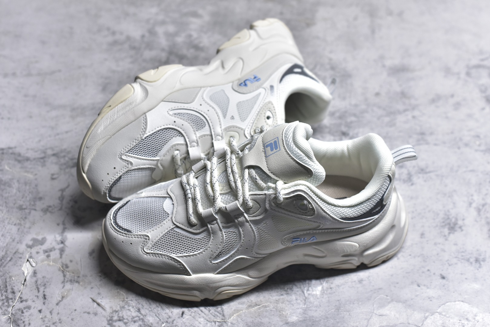 图片[7]-#FILA 斐乐经典百搭休闲防滑减震耐磨低帮运动鞋 传承了 FILA 的百年基因，融入年轻运动及潮流文化，成为引领变革、创新突破的一代。以“1+N” 的跨界合作模式重现经典的同时创造经典。带来最出其不意的跨界合作惊喜。同时，FILAFUSION把FILA 的 DNA 融入到定制体验里，你可以随心制造厲于你的产品。FILA FUSION 的鞋家族涵盖了老爹鞋、跑步鞋、网球鞋、季节款。风格复古新潮，满足了时尚人士出行及各类运动的搭配需求，成为当下年轻人筷拥的鞋类品牌之一。FILA FUSION 走进年轻人的世界，通过年轻人运动，街舞，滑板，篮球，展现 FILA FUSION 的潮流态度和年轻文化。FILA FUSION 认为末来属于引领变革、创新突破的年轻一代，让我们一起构成 FILA 未来的蓝图吧！尺码：35.5 36 36.5 37.5 38 38.5 39 40-选品中心