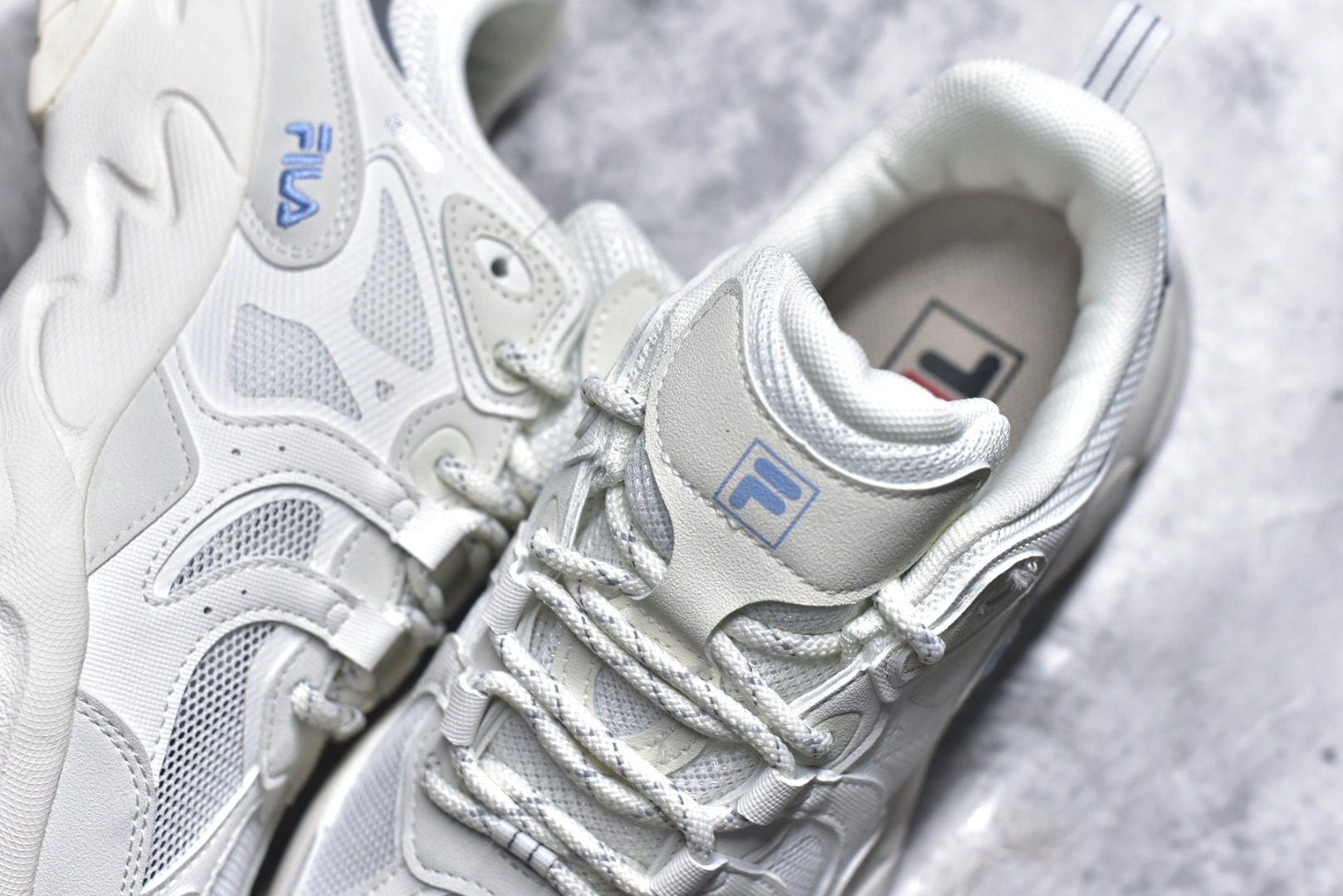 图片[9]-#FILA 斐乐经典百搭休闲防滑减震耐磨低帮运动鞋 传承了 FILA 的百年基因，融入年轻运动及潮流文化，成为引领变革、创新突破的一代。以“1+N” 的跨界合作模式重现经典的同时创造经典。带来最出其不意的跨界合作惊喜。同时，FILAFUSION把FILA 的 DNA 融入到定制体验里，你可以随心制造厲于你的产品。FILA FUSION 的鞋家族涵盖了老爹鞋、跑步鞋、网球鞋、季节款。风格复古新潮，满足了时尚人士出行及各类运动的搭配需求，成为当下年轻人筷拥的鞋类品牌之一。FILA FUSION 走进年轻人的世界，通过年轻人运动，街舞，滑板，篮球，展现 FILA FUSION 的潮流态度和年轻文化。FILA FUSION 认为末来属于引领变革、创新突破的年轻一代，让我们一起构成 FILA 未来的蓝图吧！尺码：35.5 36 36.5 37.5 38 38.5 39 40-选品中心