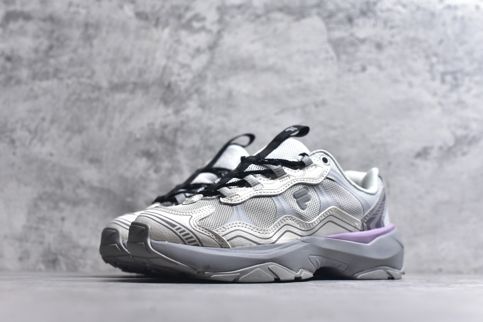 图片[2]-#FILA 斐乐经典百搭休闲防滑减震耐磨低帮运动鞋 传承了 FILA 的百年基因，融入年轻运动及潮流文化，成为引领变革、创新突破的一代。以“1+N” 的跨界合作模式重现经典的同时创造经典。带来最出其不意的跨界合作惊喜。同时，FILAFUSION把FILA 的 DNA 融入到定制体验里，你可以随心制造厲于你的产品。FILA FUSION 的鞋家族涵盖了老爹鞋、跑步鞋、网球鞋、季节款。风格复古新潮，满足了时尚人士出行及各类运动的搭配需求，成为当下年轻人筷拥的鞋类品牌之一。FILA FUSION 走进年轻人的世界，通过年轻人运动，街舞，滑板，篮球，展现 FILA FUSION 的潮流态度和年轻文化。FILA FUSION 认为末来属于引领变革、创新突破的年轻一代，让我们一起构成 FILA 未来的蓝图吧！尺码：35.5 36 36.5 37.5 38 38.5 39 40-选品中心