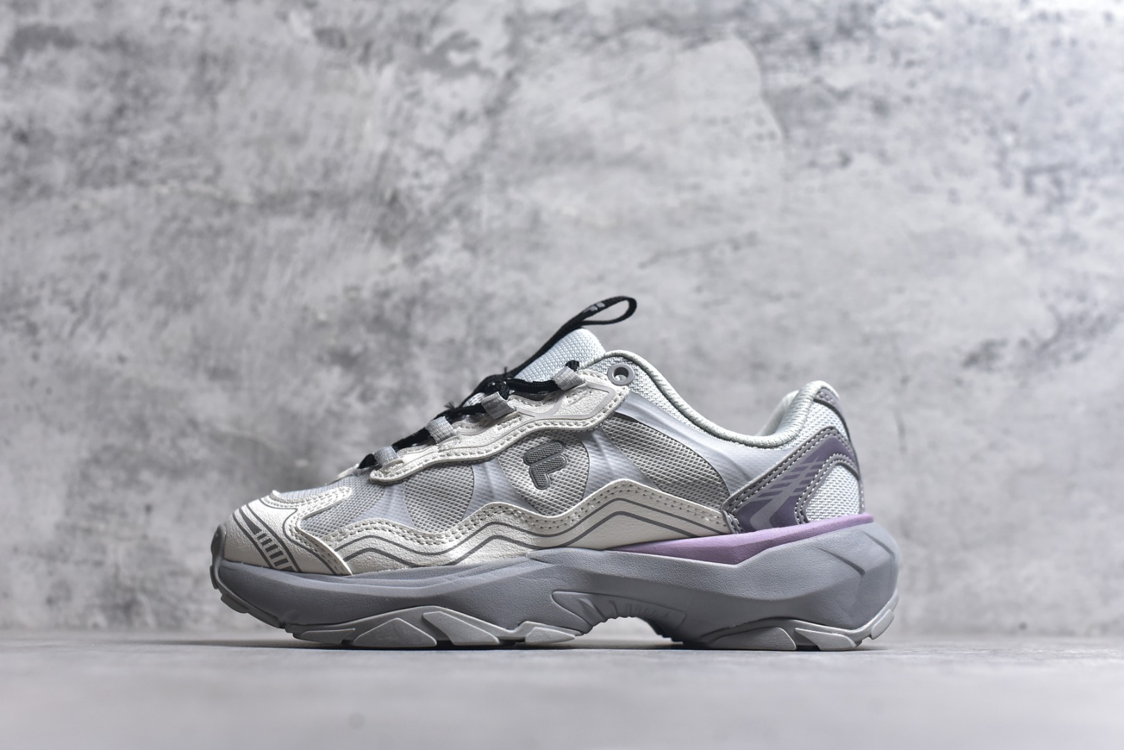 #FILA 斐乐经典百搭休闲防滑减震耐磨低帮运动鞋 传承了 FILA 的百年基因，融入年轻运动及潮流文化，成为引领变革、创新突破的一代。以“1+N” 的跨界合作模式重现经典的同时创造经典。带来最出其不意的跨界合作惊喜。同时，FILAFUSION把FILA 的 DNA 融入到定制体验里，你可以随心制造厲于你的产品。FILA FUSION 的鞋家族涵盖了老爹鞋、跑步鞋、网球鞋、季节款。风格复古新潮，满足了时尚人士出行及各类运动的搭配需求，成为当下年轻人筷拥的鞋类品牌之一。FILA FUSION 走进年轻人的世界，通过年轻人运动，街舞，滑板，篮球，展现 FILA FUSION 的潮流态度和年轻文化。FILA FUSION 认为末来属于引领变革、创新突破的年轻一代，让我们一起构成 FILA 未来的蓝图吧！尺码：35.5 36 36.5 37.5 38 38.5 39 40-选品中心