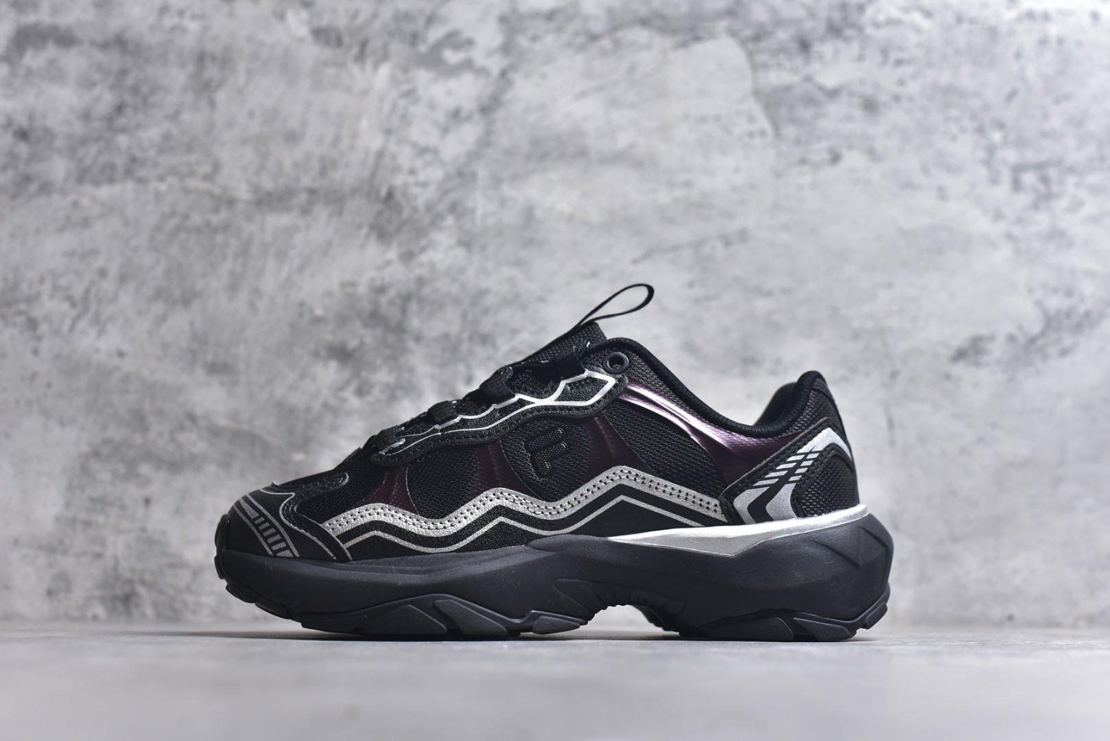 #FILA 斐乐经典百搭休闲防滑减震耐磨低帮运动鞋 传承了 FILA 的百年基因，融入年轻运动及潮流文化，成为引领变革、创新突破的一代。以“1+N” 的跨界合作模式重现经典的同时创造经典。带来最出其不意的跨界合作惊喜。同时，FILAFUSION把FILA 的 DNA 融入到定制体验里，你可以随心制造厲于你的产品。FILA FUSION 的鞋家族涵盖了老爹鞋、跑步鞋、网球鞋、季节款。风格复古新潮，满足了时尚人士出行及各类运动的搭配需求，成为当下年轻人筷拥的鞋类品牌之一。FILA FUSION 走进年轻人的世界，通过年轻人运动，街舞，滑板，篮球，展现 FILA FUSION 的潮流态度和年轻文化。FILA FUSION 认为末来属于引领变革、创新突破的年轻一代，让我们一起构成 FILA 未来的蓝图吧！尺码：35.5 36 36.5 37.5 38 38.5 39 40-选品中心