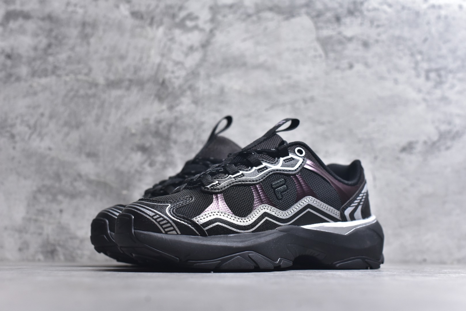 图片[2]-#FILA 斐乐经典百搭休闲防滑减震耐磨低帮运动鞋 传承了 FILA 的百年基因，融入年轻运动及潮流文化，成为引领变革、创新突破的一代。以“1+N” 的跨界合作模式重现经典的同时创造经典。带来最出其不意的跨界合作惊喜。同时，FILAFUSION把FILA 的 DNA 融入到定制体验里，你可以随心制造厲于你的产品。FILA FUSION 的鞋家族涵盖了老爹鞋、跑步鞋、网球鞋、季节款。风格复古新潮，满足了时尚人士出行及各类运动的搭配需求，成为当下年轻人筷拥的鞋类品牌之一。FILA FUSION 走进年轻人的世界，通过年轻人运动，街舞，滑板，篮球，展现 FILA FUSION 的潮流态度和年轻文化。FILA FUSION 认为末来属于引领变革、创新突破的年轻一代，让我们一起构成 FILA 未来的蓝图吧！尺码：35.5 36 36.5 37.5 38 38.5 39 40-选品中心