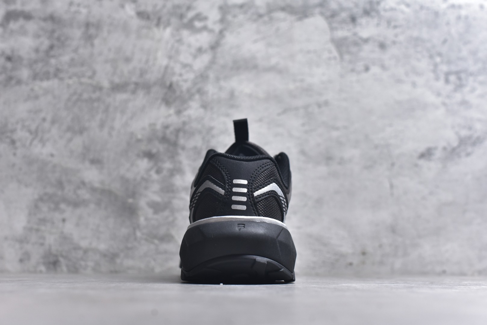 图片[5]-#FILA 斐乐经典百搭休闲防滑减震耐磨低帮运动鞋 传承了 FILA 的百年基因，融入年轻运动及潮流文化，成为引领变革、创新突破的一代。以“1+N” 的跨界合作模式重现经典的同时创造经典。带来最出其不意的跨界合作惊喜。同时，FILAFUSION把FILA 的 DNA 融入到定制体验里，你可以随心制造厲于你的产品。FILA FUSION 的鞋家族涵盖了老爹鞋、跑步鞋、网球鞋、季节款。风格复古新潮，满足了时尚人士出行及各类运动的搭配需求，成为当下年轻人筷拥的鞋类品牌之一。FILA FUSION 走进年轻人的世界，通过年轻人运动，街舞，滑板，篮球，展现 FILA FUSION 的潮流态度和年轻文化。FILA FUSION 认为末来属于引领变革、创新突破的年轻一代，让我们一起构成 FILA 未来的蓝图吧！尺码：35.5 36 36.5 37.5 38 38.5 39 40-选品中心