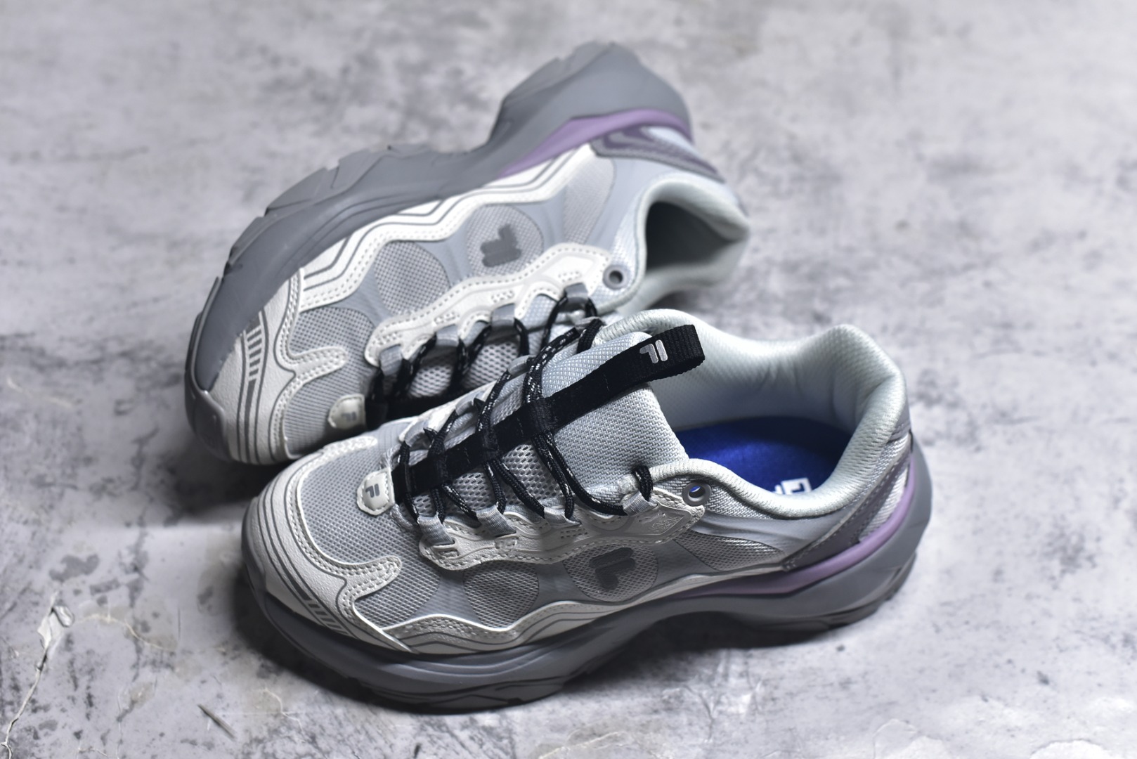 图片[7]-#FILA 斐乐经典百搭休闲防滑减震耐磨低帮运动鞋 传承了 FILA 的百年基因，融入年轻运动及潮流文化，成为引领变革、创新突破的一代。以“1+N” 的跨界合作模式重现经典的同时创造经典。带来最出其不意的跨界合作惊喜。同时，FILAFUSION把FILA 的 DNA 融入到定制体验里，你可以随心制造厲于你的产品。FILA FUSION 的鞋家族涵盖了老爹鞋、跑步鞋、网球鞋、季节款。风格复古新潮，满足了时尚人士出行及各类运动的搭配需求，成为当下年轻人筷拥的鞋类品牌之一。FILA FUSION 走进年轻人的世界，通过年轻人运动，街舞，滑板，篮球，展现 FILA FUSION 的潮流态度和年轻文化。FILA FUSION 认为末来属于引领变革、创新突破的年轻一代，让我们一起构成 FILA 未来的蓝图吧！尺码：35.5 36 36.5 37.5 38 38.5 39 40-选品中心