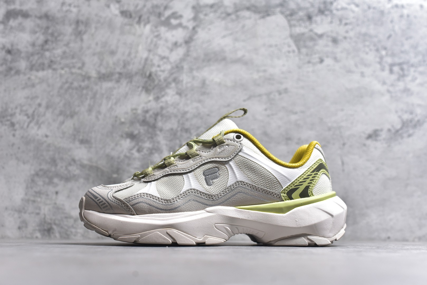 #FILA 斐乐经典百搭休闲防滑减震耐磨低帮运动鞋 传承了 FILA 的百年基因，融入年轻运动及潮流文化，成为引领变革、创新突破的一代。以“1+N” 的跨界合作模式重现经典的同时创造经典。带来最出其不意的跨界合作惊喜。同时，FILAFUSION把FILA 的 DNA 融入到定制体验里，你可以随心制造厲于你的产品。FILA FUSION 的鞋家族涵盖了老爹鞋、跑步鞋、网球鞋、季节款。风格复古新潮，满足了时尚人士出行及各类运动的搭配需求，成为当下年轻人筷拥的鞋类品牌之一。FILA FUSION 走进年轻人的世界，通过年轻人运动，街舞，滑板，篮球，展现 FILA FUSION 的潮流态度和年轻文化。FILA FUSION 认为末来属于引领变革、创新突破的年轻一代，让我们一起构成 FILA 未来的蓝图吧！尺码：35.5 36 36.5 37.5 38 38.5 39 40-选品中心