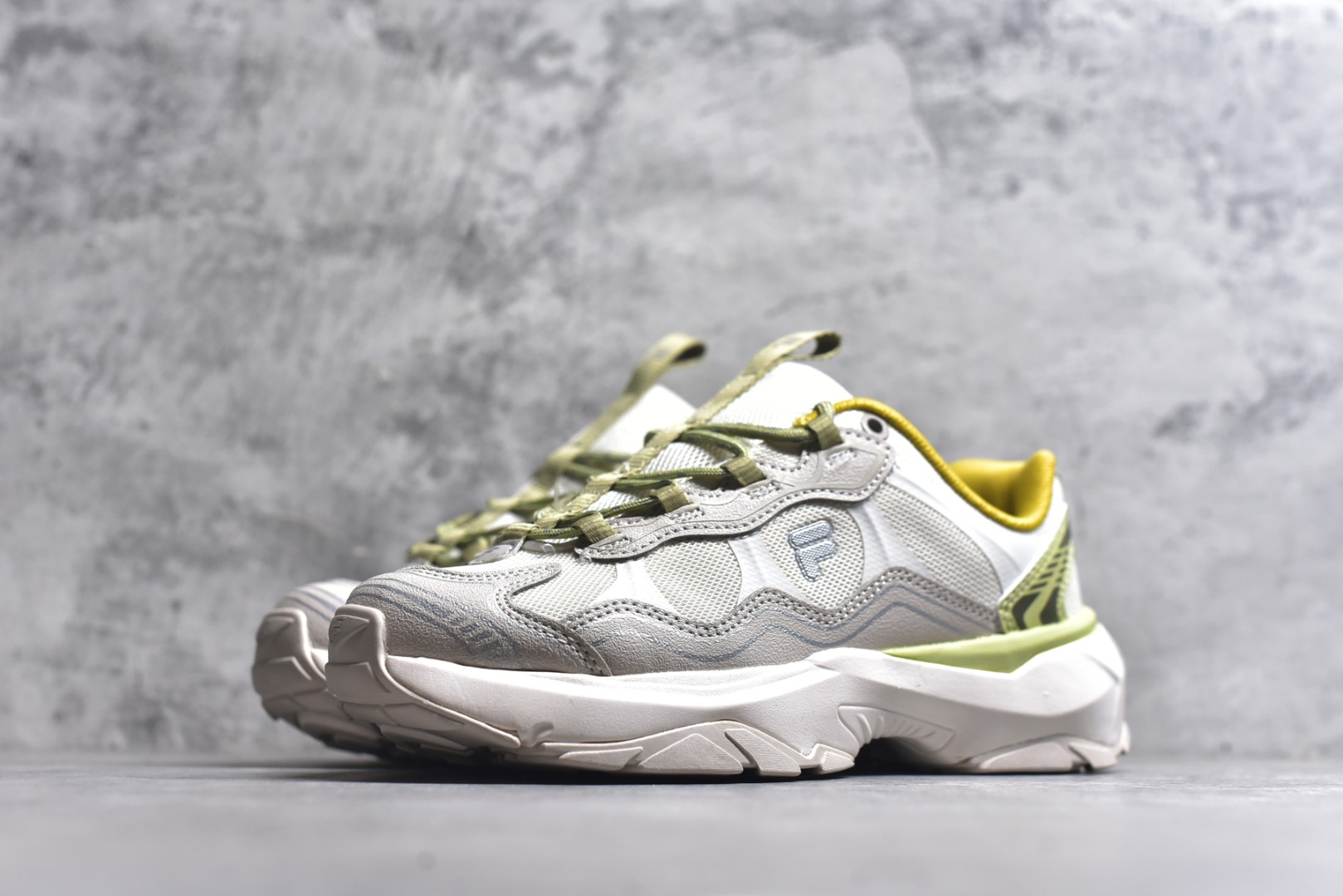 图片[2]-#FILA 斐乐经典百搭休闲防滑减震耐磨低帮运动鞋 传承了 FILA 的百年基因，融入年轻运动及潮流文化，成为引领变革、创新突破的一代。以“1+N” 的跨界合作模式重现经典的同时创造经典。带来最出其不意的跨界合作惊喜。同时，FILAFUSION把FILA 的 DNA 融入到定制体验里，你可以随心制造厲于你的产品。FILA FUSION 的鞋家族涵盖了老爹鞋、跑步鞋、网球鞋、季节款。风格复古新潮，满足了时尚人士出行及各类运动的搭配需求，成为当下年轻人筷拥的鞋类品牌之一。FILA FUSION 走进年轻人的世界，通过年轻人运动，街舞，滑板，篮球，展现 FILA FUSION 的潮流态度和年轻文化。FILA FUSION 认为末来属于引领变革、创新突破的年轻一代，让我们一起构成 FILA 未来的蓝图吧！尺码：35.5 36 36.5 37.5 38 38.5 39 40-选品中心