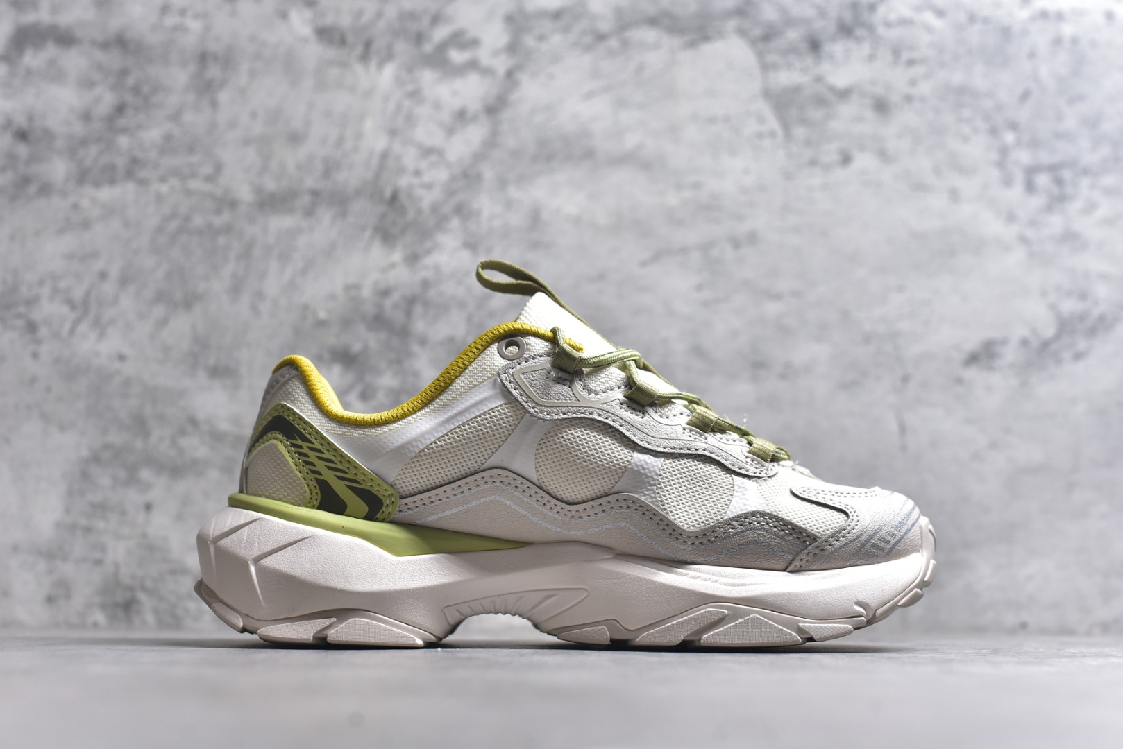 图片[3]-#FILA 斐乐经典百搭休闲防滑减震耐磨低帮运动鞋 传承了 FILA 的百年基因，融入年轻运动及潮流文化，成为引领变革、创新突破的一代。以“1+N” 的跨界合作模式重现经典的同时创造经典。带来最出其不意的跨界合作惊喜。同时，FILAFUSION把FILA 的 DNA 融入到定制体验里，你可以随心制造厲于你的产品。FILA FUSION 的鞋家族涵盖了老爹鞋、跑步鞋、网球鞋、季节款。风格复古新潮，满足了时尚人士出行及各类运动的搭配需求，成为当下年轻人筷拥的鞋类品牌之一。FILA FUSION 走进年轻人的世界，通过年轻人运动，街舞，滑板，篮球，展现 FILA FUSION 的潮流态度和年轻文化。FILA FUSION 认为末来属于引领变革、创新突破的年轻一代，让我们一起构成 FILA 未来的蓝图吧！尺码：35.5 36 36.5 37.5 38 38.5 39 40-选品中心