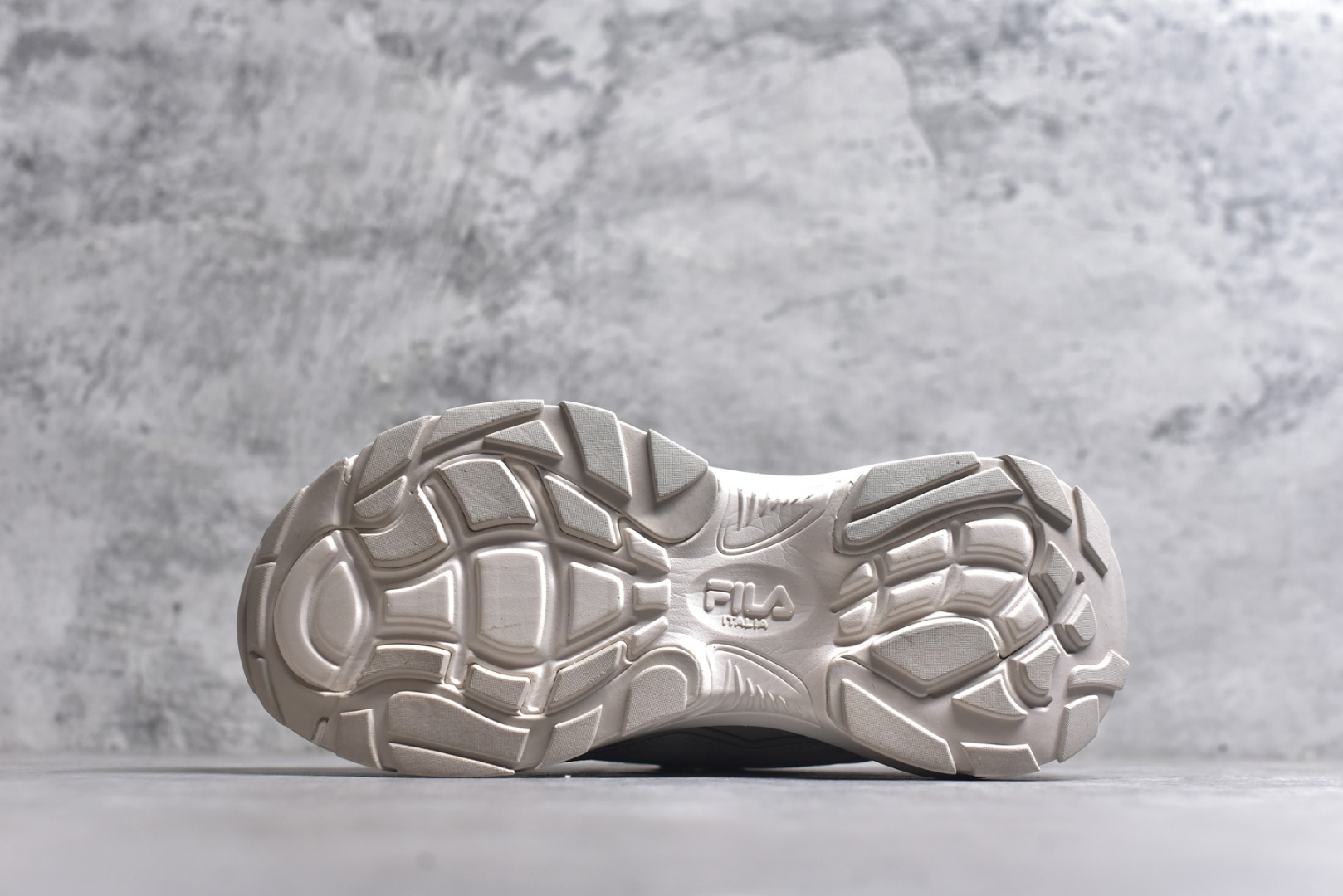 图片[6]-#FILA 斐乐经典百搭休闲防滑减震耐磨低帮运动鞋 传承了 FILA 的百年基因，融入年轻运动及潮流文化，成为引领变革、创新突破的一代。以“1+N” 的跨界合作模式重现经典的同时创造经典。带来最出其不意的跨界合作惊喜。同时，FILAFUSION把FILA 的 DNA 融入到定制体验里，你可以随心制造厲于你的产品。FILA FUSION 的鞋家族涵盖了老爹鞋、跑步鞋、网球鞋、季节款。风格复古新潮，满足了时尚人士出行及各类运动的搭配需求，成为当下年轻人筷拥的鞋类品牌之一。FILA FUSION 走进年轻人的世界，通过年轻人运动，街舞，滑板，篮球，展现 FILA FUSION 的潮流态度和年轻文化。FILA FUSION 认为末来属于引领变革、创新突破的年轻一代，让我们一起构成 FILA 未来的蓝图吧！尺码：35.5 36 36.5 37.5 38 38.5 39 40-选品中心