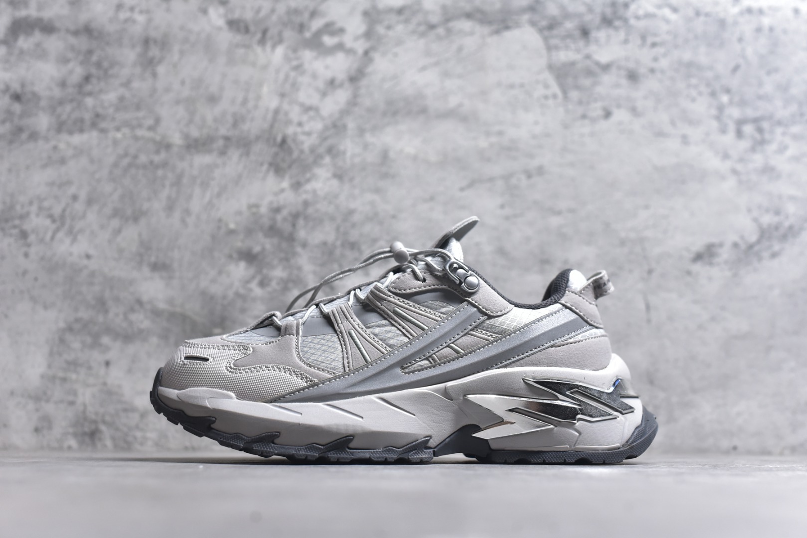 #FILA 斐乐经典百搭休闲防滑减震耐磨低帮运动鞋 传承了 FILA 的百年基因，融入年轻运动及潮流文化，成为引领变革、创新突破的一代。以“1+N” 的跨界合作模式重现经典的同时创造经典。带来最出其不意的跨界合作惊喜。同时，FILAFUSION把FILA 的 DNA 融入到定制体验里，你可以随心制造厲于你的产品。FILA FUSION 的鞋家族涵盖了老爹鞋、跑步鞋、网球鞋、季节款。风格复古新潮，满足了时尚人士出行及各类运动的搭配需求，成为当下年轻人筷拥的鞋类品牌之一。FILA FUSION 走进年轻人的世界，通过年轻人运动，街舞，滑板，篮球，展现 FILA FUSION 的潮流态度和年轻文化。FILA FUSION 认为末来属于引领变革、创新突破的年轻一代，让我们一起构成 FILA 未来的蓝图吧！尺码：35.5 36 36.5 37.5 38 38.5 39 40-选品中心