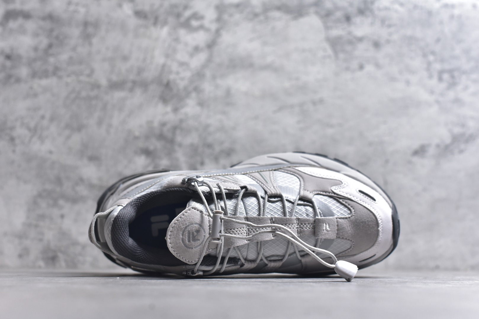 图片[4]-#FILA 斐乐经典百搭休闲防滑减震耐磨低帮运动鞋 传承了 FILA 的百年基因，融入年轻运动及潮流文化，成为引领变革、创新突破的一代。以“1+N” 的跨界合作模式重现经典的同时创造经典。带来最出其不意的跨界合作惊喜。同时，FILAFUSION把FILA 的 DNA 融入到定制体验里，你可以随心制造厲于你的产品。FILA FUSION 的鞋家族涵盖了老爹鞋、跑步鞋、网球鞋、季节款。风格复古新潮，满足了时尚人士出行及各类运动的搭配需求，成为当下年轻人筷拥的鞋类品牌之一。FILA FUSION 走进年轻人的世界，通过年轻人运动，街舞，滑板，篮球，展现 FILA FUSION 的潮流态度和年轻文化。FILA FUSION 认为末来属于引领变革、创新突破的年轻一代，让我们一起构成 FILA 未来的蓝图吧！尺码：35.5 36 36.5 37.5 38 38.5 39 40-选品中心