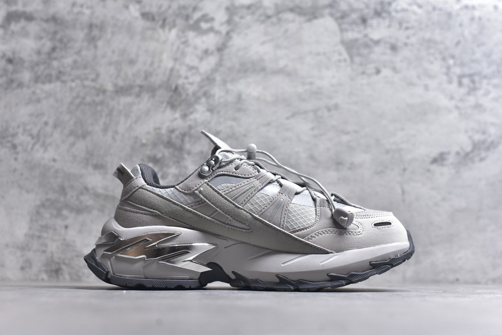 图片[3]-#FILA 斐乐经典百搭休闲防滑减震耐磨低帮运动鞋 传承了 FILA 的百年基因，融入年轻运动及潮流文化，成为引领变革、创新突破的一代。以“1+N” 的跨界合作模式重现经典的同时创造经典。带来最出其不意的跨界合作惊喜。同时，FILAFUSION把FILA 的 DNA 融入到定制体验里，你可以随心制造厲于你的产品。FILA FUSION 的鞋家族涵盖了老爹鞋、跑步鞋、网球鞋、季节款。风格复古新潮，满足了时尚人士出行及各类运动的搭配需求，成为当下年轻人筷拥的鞋类品牌之一。FILA FUSION 走进年轻人的世界，通过年轻人运动，街舞，滑板，篮球，展现 FILA FUSION 的潮流态度和年轻文化。FILA FUSION 认为末来属于引领变革、创新突破的年轻一代，让我们一起构成 FILA 未来的蓝图吧！尺码：35.5 36 36.5 37.5 38 38.5 39 40-选品中心