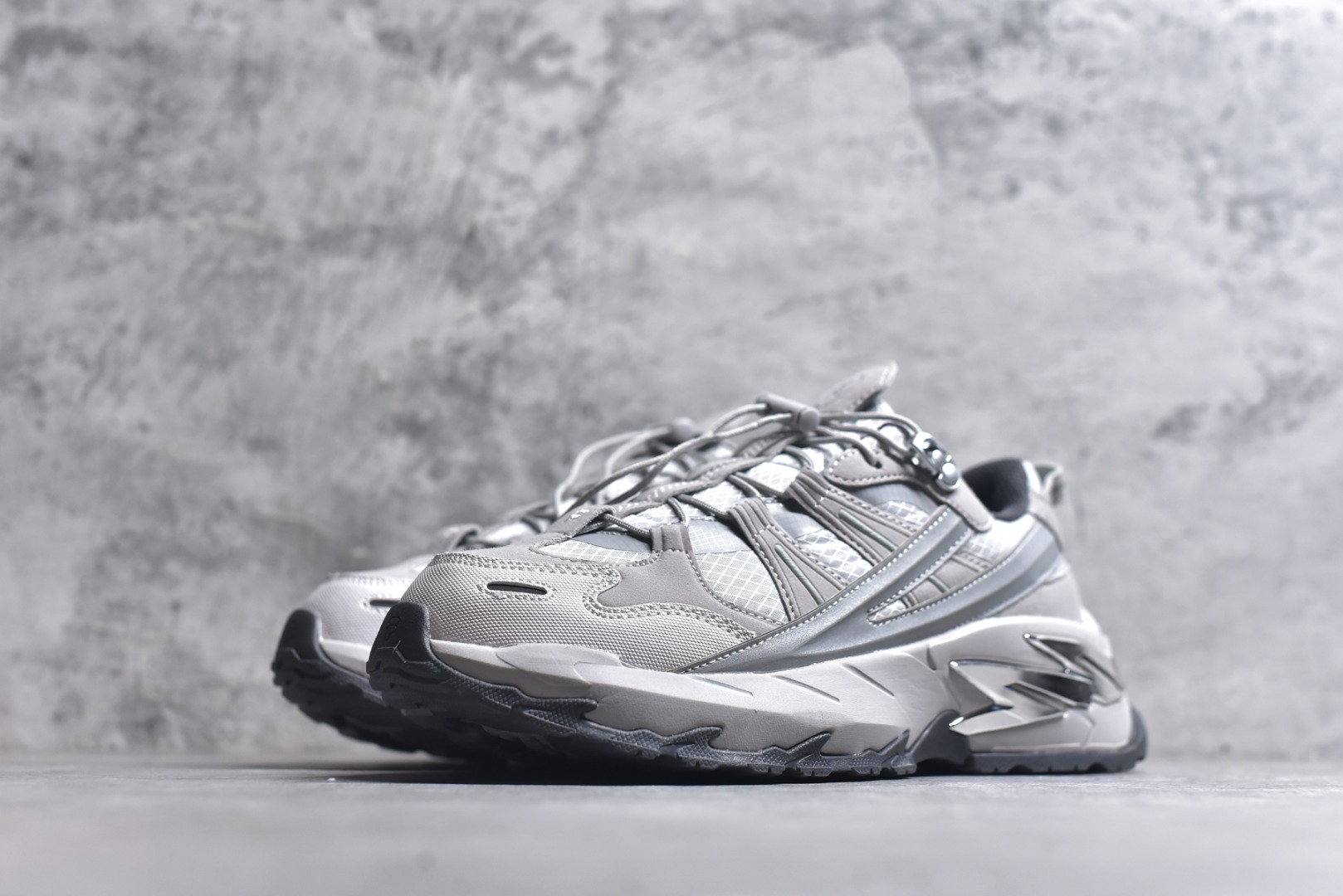 图片[2]-#FILA 斐乐经典百搭休闲防滑减震耐磨低帮运动鞋 传承了 FILA 的百年基因，融入年轻运动及潮流文化，成为引领变革、创新突破的一代。以“1+N” 的跨界合作模式重现经典的同时创造经典。带来最出其不意的跨界合作惊喜。同时，FILAFUSION把FILA 的 DNA 融入到定制体验里，你可以随心制造厲于你的产品。FILA FUSION 的鞋家族涵盖了老爹鞋、跑步鞋、网球鞋、季节款。风格复古新潮，满足了时尚人士出行及各类运动的搭配需求，成为当下年轻人筷拥的鞋类品牌之一。FILA FUSION 走进年轻人的世界，通过年轻人运动，街舞，滑板，篮球，展现 FILA FUSION 的潮流态度和年轻文化。FILA FUSION 认为末来属于引领变革、创新突破的年轻一代，让我们一起构成 FILA 未来的蓝图吧！尺码：35.5 36 36.5 37.5 38 38.5 39 40-选品中心