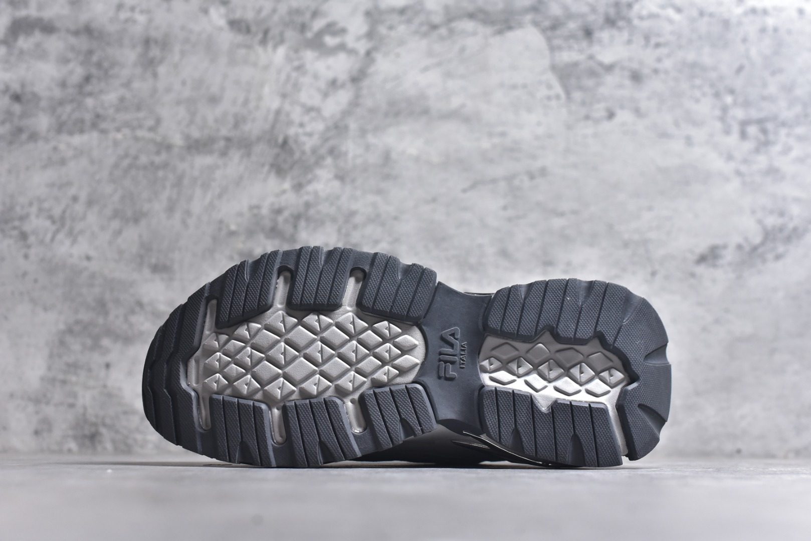 图片[6]-#FILA 斐乐经典百搭休闲防滑减震耐磨低帮运动鞋 传承了 FILA 的百年基因，融入年轻运动及潮流文化，成为引领变革、创新突破的一代。以“1+N” 的跨界合作模式重现经典的同时创造经典。带来最出其不意的跨界合作惊喜。同时，FILAFUSION把FILA 的 DNA 融入到定制体验里，你可以随心制造厲于你的产品。FILA FUSION 的鞋家族涵盖了老爹鞋、跑步鞋、网球鞋、季节款。风格复古新潮，满足了时尚人士出行及各类运动的搭配需求，成为当下年轻人筷拥的鞋类品牌之一。FILA FUSION 走进年轻人的世界，通过年轻人运动，街舞，滑板，篮球，展现 FILA FUSION 的潮流态度和年轻文化。FILA FUSION 认为末来属于引领变革、创新突破的年轻一代，让我们一起构成 FILA 未来的蓝图吧！尺码：35.5 36 36.5 37.5 38 38.5 39 40-选品中心