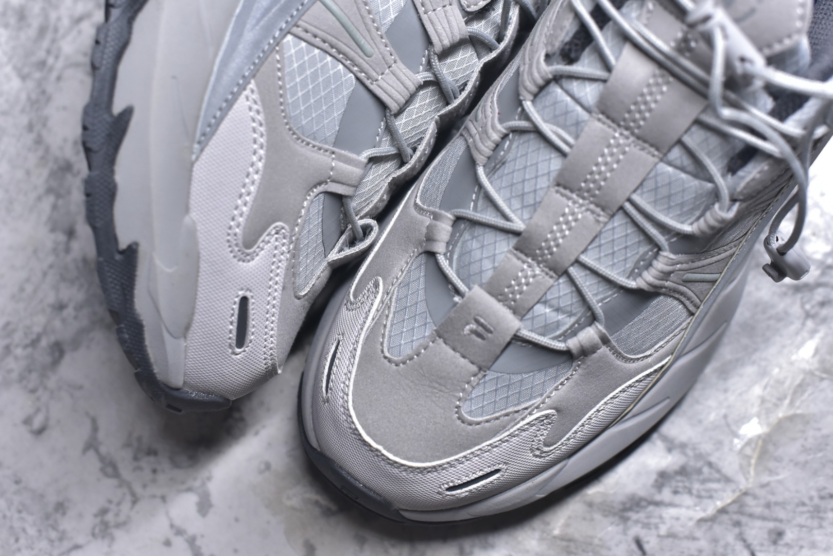 图片[8]-#FILA 斐乐经典百搭休闲防滑减震耐磨低帮运动鞋 传承了 FILA 的百年基因，融入年轻运动及潮流文化，成为引领变革、创新突破的一代。以“1+N” 的跨界合作模式重现经典的同时创造经典。带来最出其不意的跨界合作惊喜。同时，FILAFUSION把FILA 的 DNA 融入到定制体验里，你可以随心制造厲于你的产品。FILA FUSION 的鞋家族涵盖了老爹鞋、跑步鞋、网球鞋、季节款。风格复古新潮，满足了时尚人士出行及各类运动的搭配需求，成为当下年轻人筷拥的鞋类品牌之一。FILA FUSION 走进年轻人的世界，通过年轻人运动，街舞，滑板，篮球，展现 FILA FUSION 的潮流态度和年轻文化。FILA FUSION 认为末来属于引领变革、创新突破的年轻一代，让我们一起构成 FILA 未来的蓝图吧！尺码：35.5 36 36.5 37.5 38 38.5 39 40-选品中心