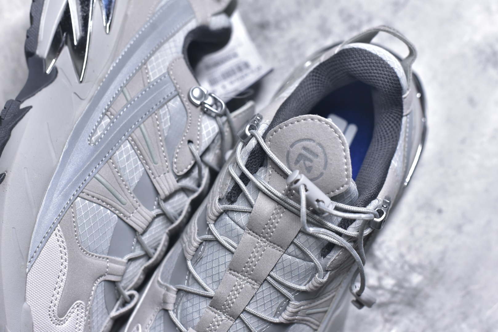 图片[9]-#FILA 斐乐经典百搭休闲防滑减震耐磨低帮运动鞋 传承了 FILA 的百年基因，融入年轻运动及潮流文化，成为引领变革、创新突破的一代。以“1+N” 的跨界合作模式重现经典的同时创造经典。带来最出其不意的跨界合作惊喜。同时，FILAFUSION把FILA 的 DNA 融入到定制体验里，你可以随心制造厲于你的产品。FILA FUSION 的鞋家族涵盖了老爹鞋、跑步鞋、网球鞋、季节款。风格复古新潮，满足了时尚人士出行及各类运动的搭配需求，成为当下年轻人筷拥的鞋类品牌之一。FILA FUSION 走进年轻人的世界，通过年轻人运动，街舞，滑板，篮球，展现 FILA FUSION 的潮流态度和年轻文化。FILA FUSION 认为末来属于引领变革、创新突破的年轻一代，让我们一起构成 FILA 未来的蓝图吧！尺码：35.5 36 36.5 37.5 38 38.5 39 40-选品中心